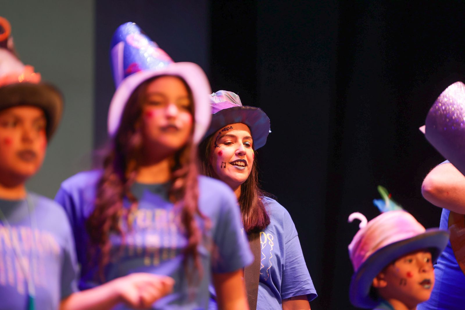 Imágenes de la actuación de la comparsa infantil de Huelva "La alegría de vivir" en el Carnaval Colombino