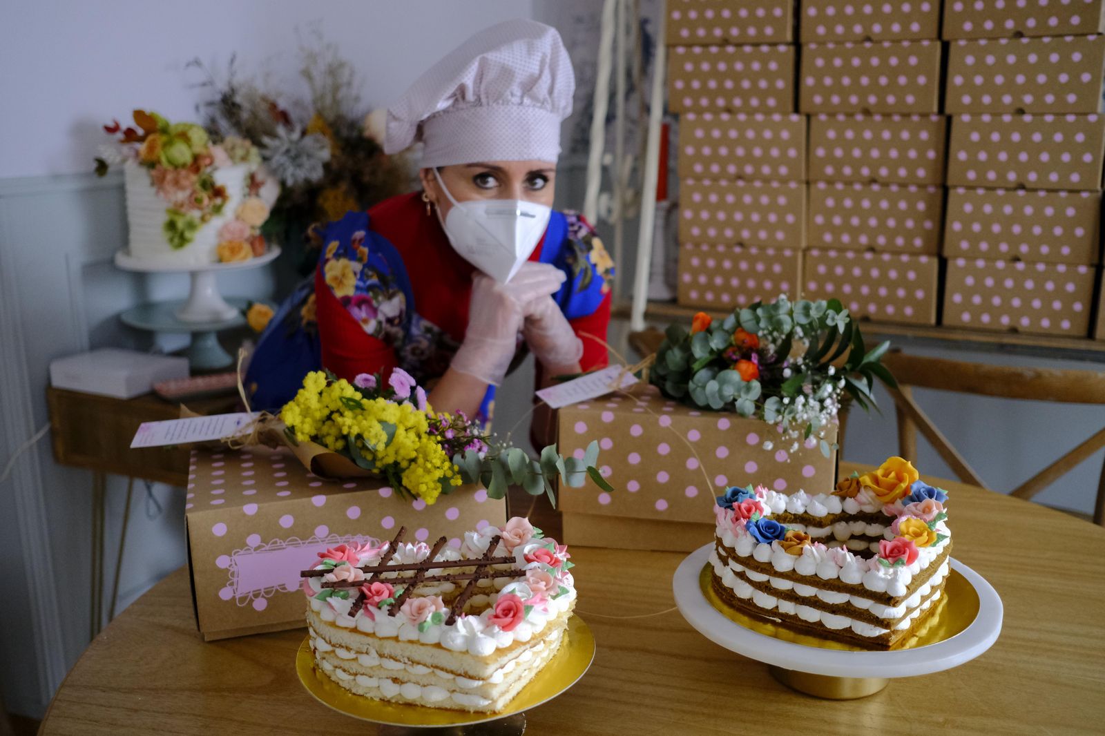 Cajas de desayuno y tartas especiales listas para el reparto.
