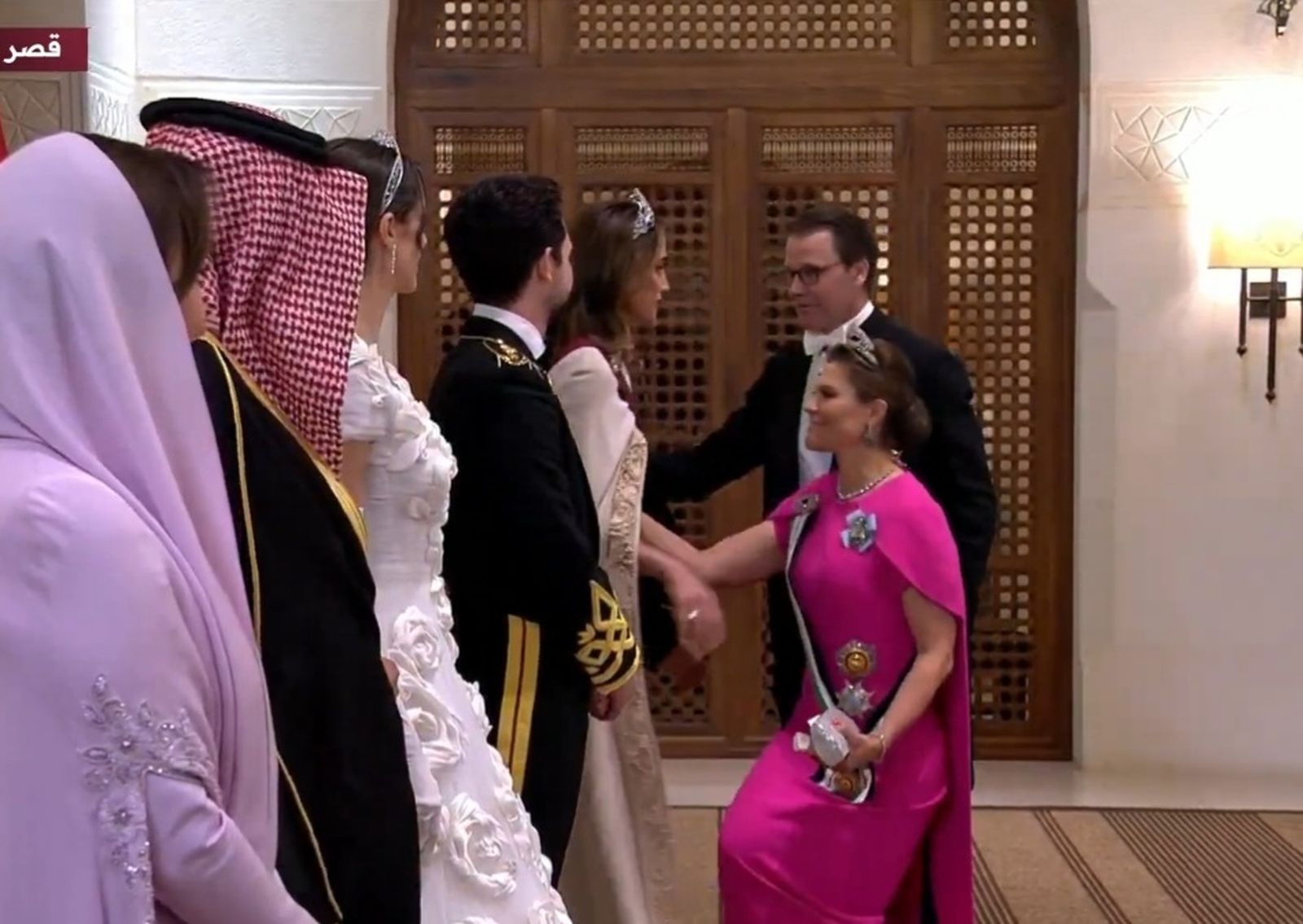 La heredera sueca, Victoria, junto a su marido, se inclina ante el rey jordano, Abdalá