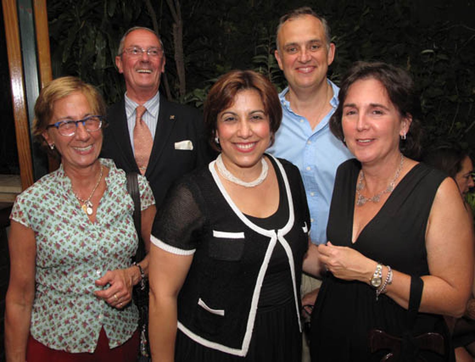 Los hermanos María Paz y José María Escribano Ivison, presidente del Real Club Náutico del Puerto de Santa María; Michelle Duran, Eduardo González-Biedma, consejero del Betis y de Cuatrecasas, y Pilar Nordmann.

Foto: Victoria Ramírez