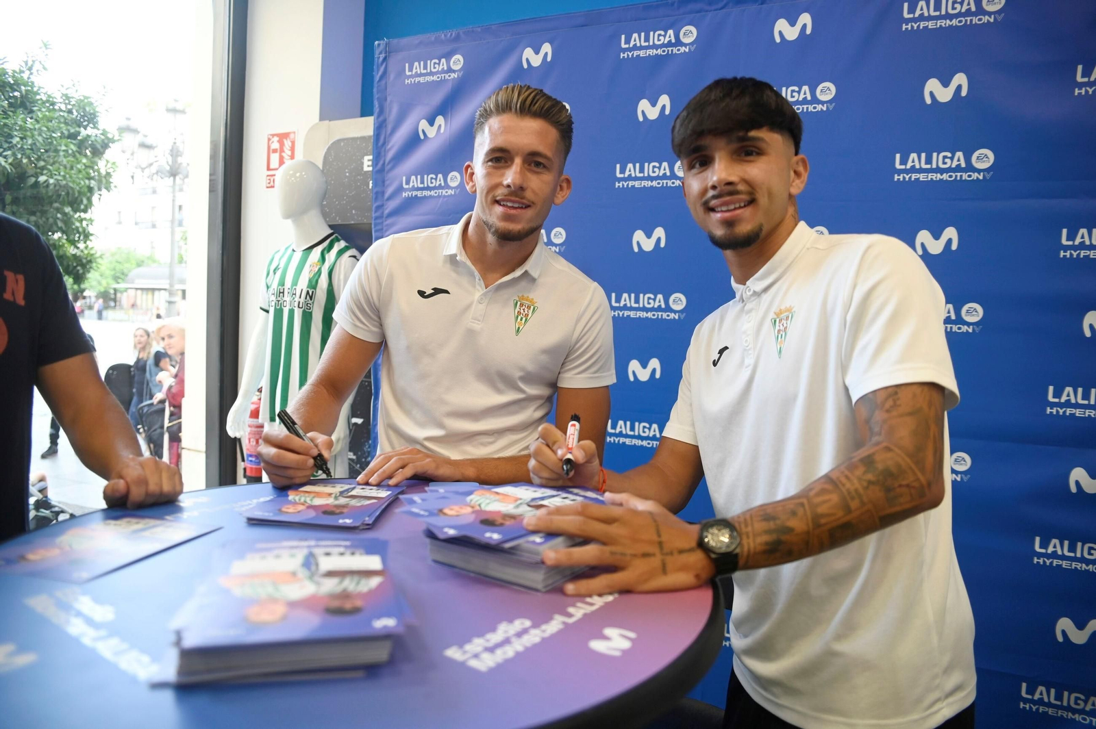 La pasión por el Córdoba CF se traslada a Las Tendillas en la firma de autógrafos de Isma Ruiz y Kevin Medina