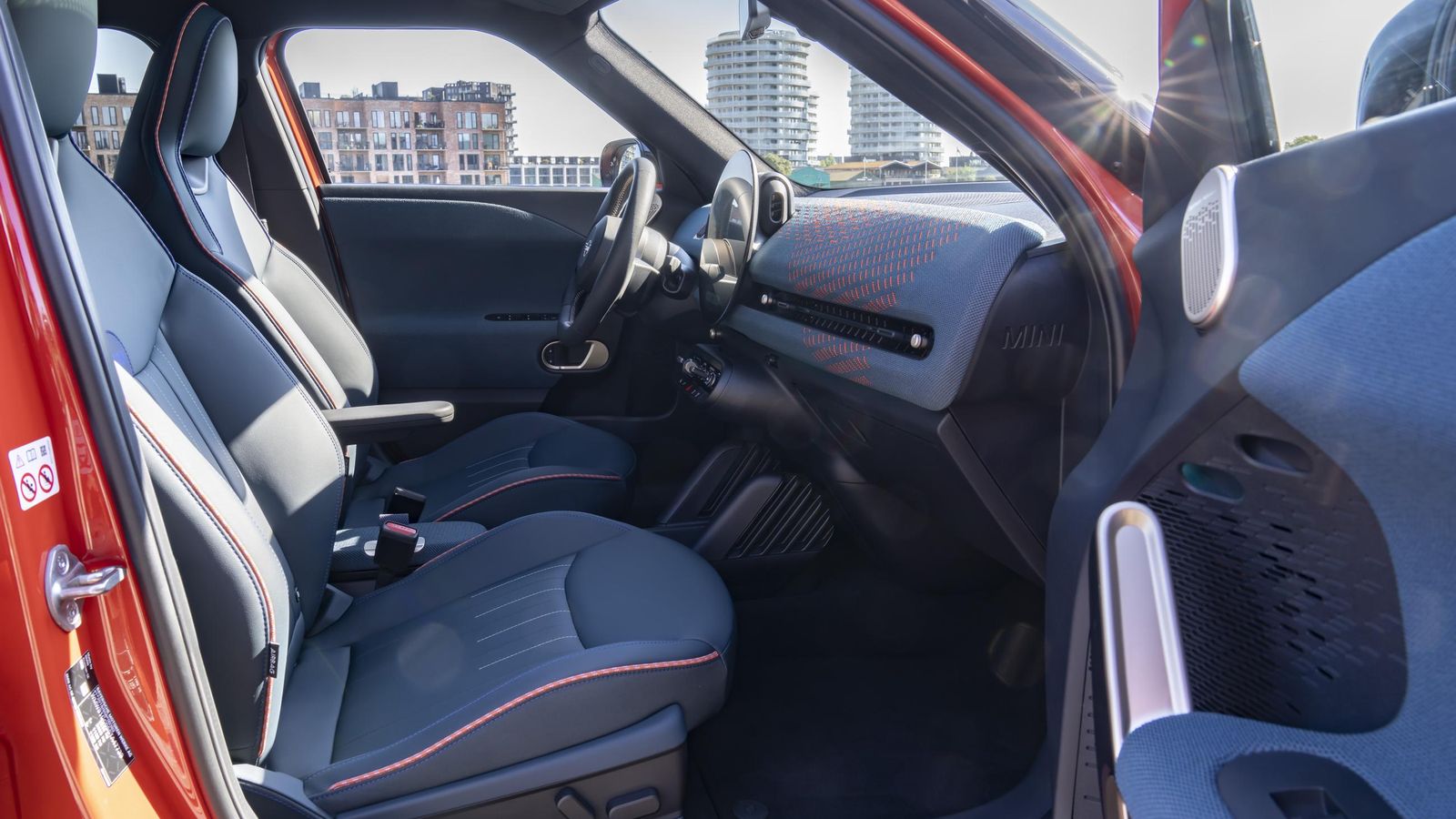 La disposición del habitáculo del Aceman es semejante a la de los Cooper, incluyendo el módulo completo del salpicadero.