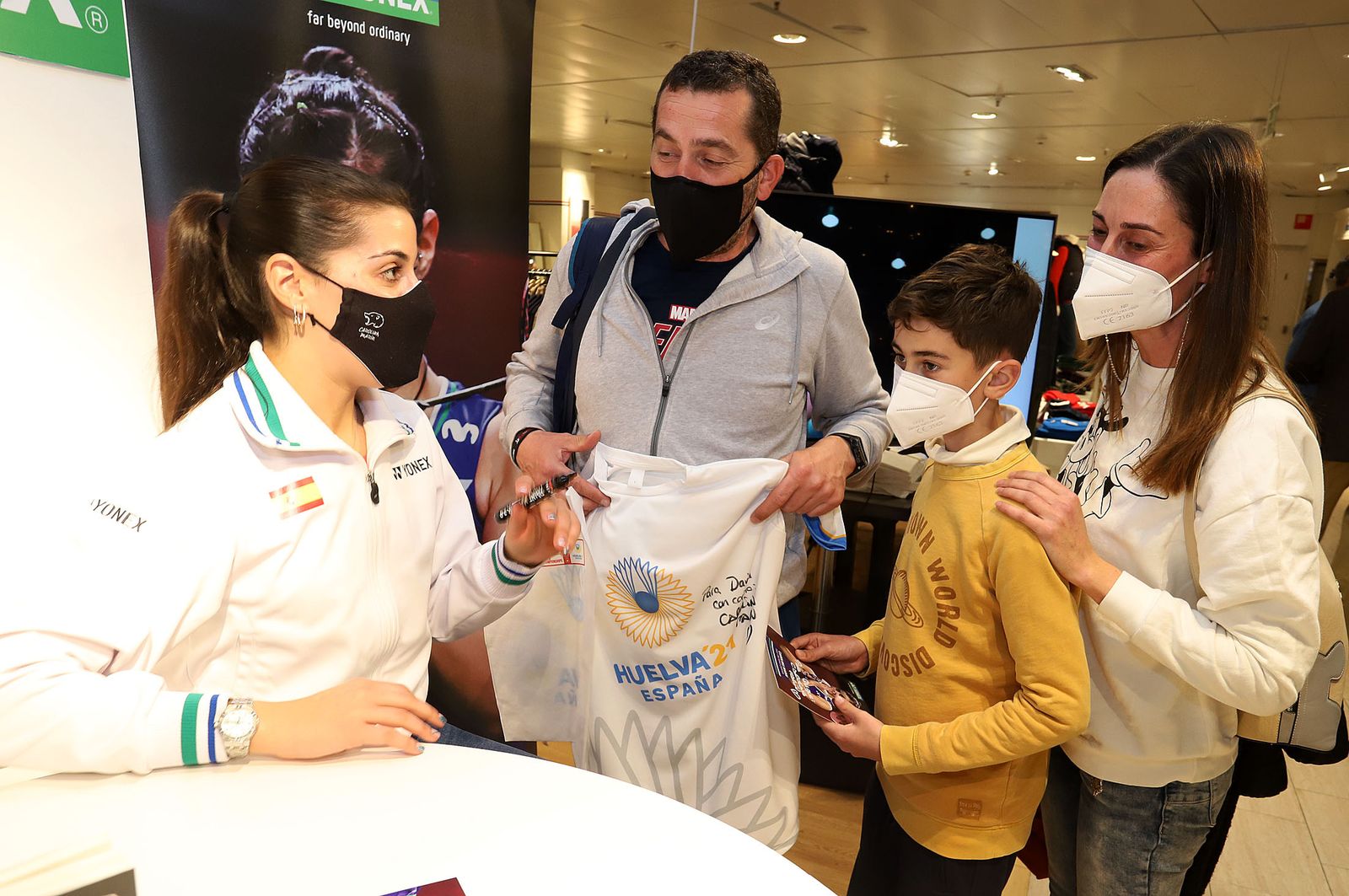 Huelva 2021: Carolina Marín firma autógrafos en el Corte Inglés de Huelva durante el Mundial de Bádminton