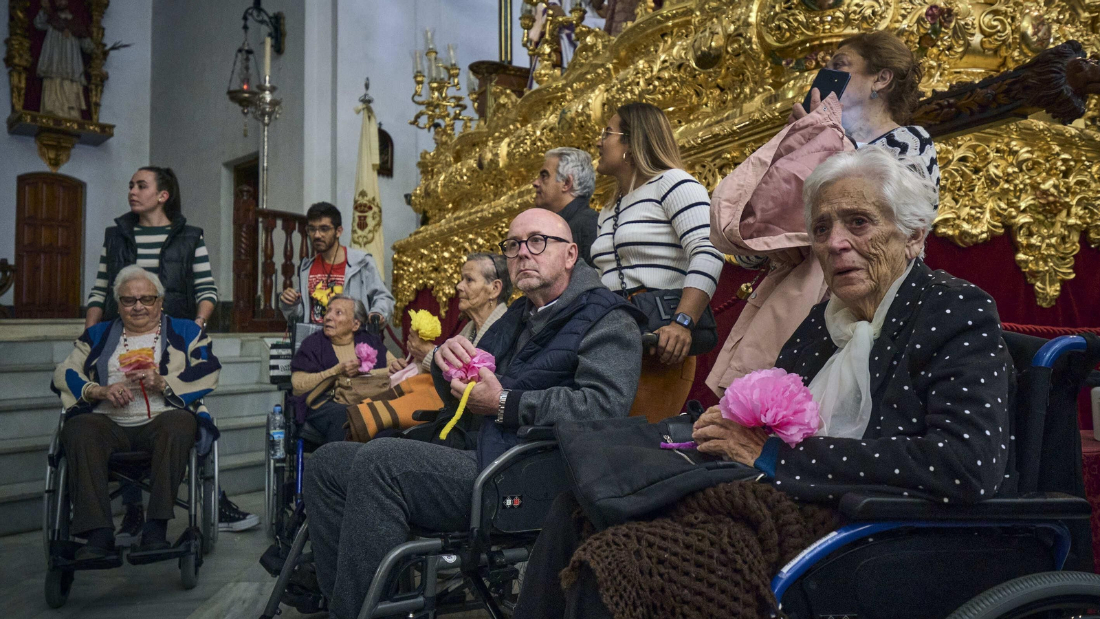 Usuarios de la Residencia Fragela  durante la visita al Cristo de las Sietes Palabras