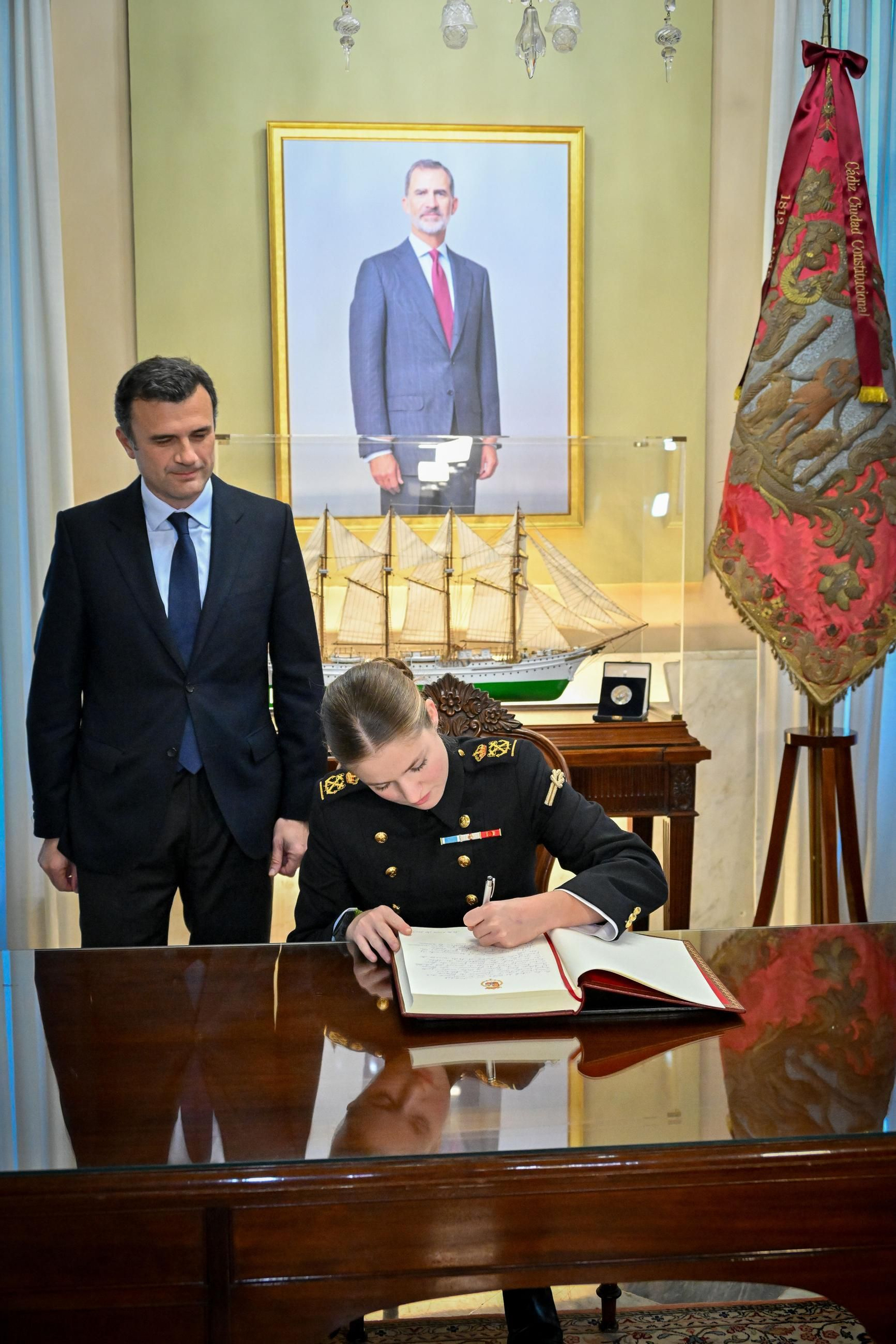 Las imágenes del recibimiento a los guardiamarinas del Elcano en el Ayuntamiento de Cádiz, con la Princesa Leonor