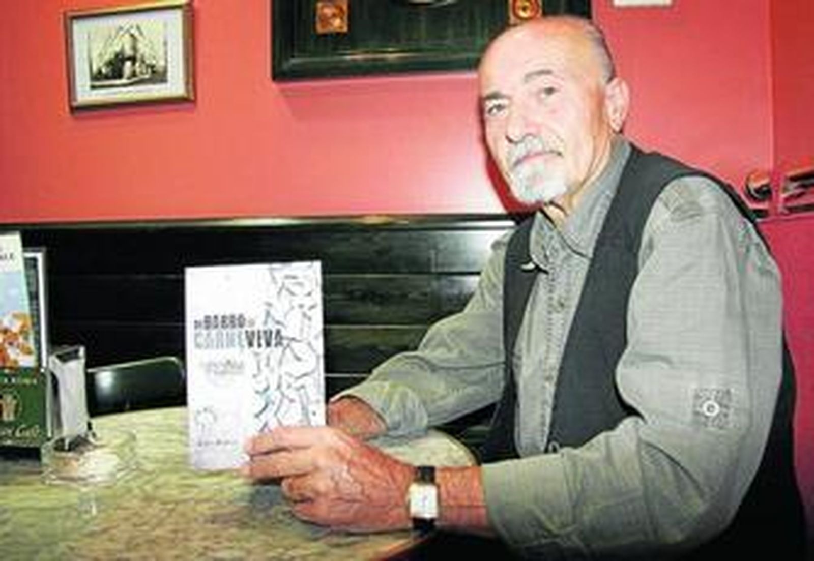 Julio Rivera posa con el volumen que dará a conocer en la Bodega Las 7 Esquinas.