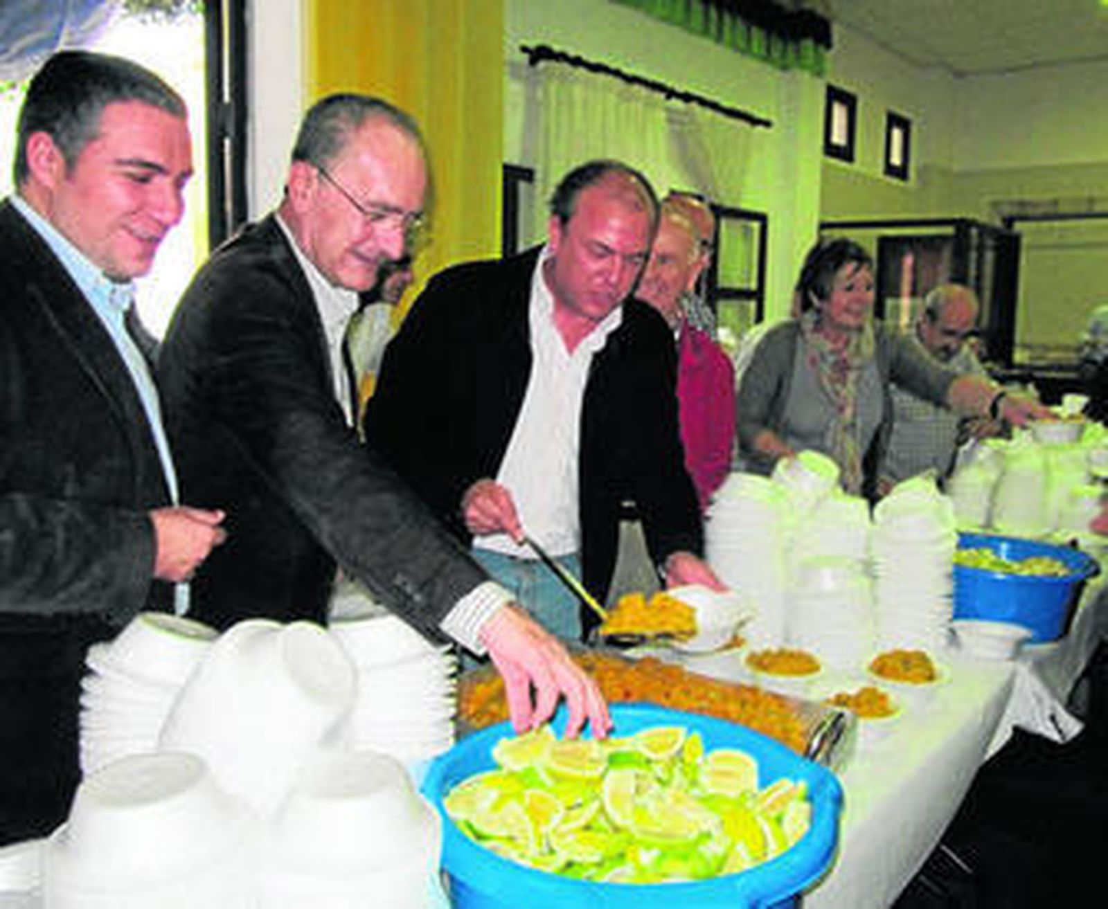Elías Bendodo, Francisco de la Torre, José Antonio Monago y Celia Villalobos, ayer, repartiendo raciones de arroz.