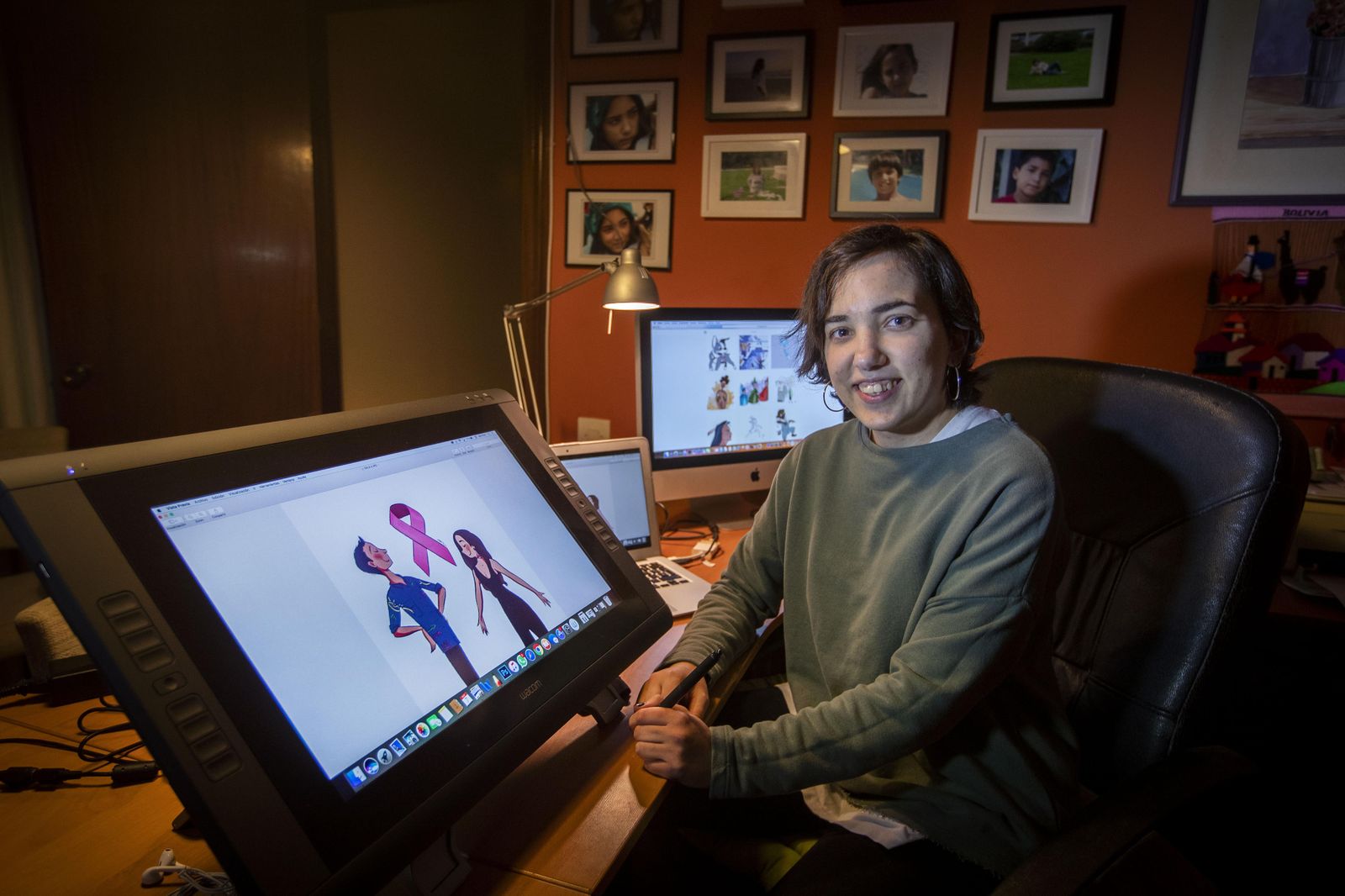 Marta Zapata, delante de uno de sus dibujos de Julia.