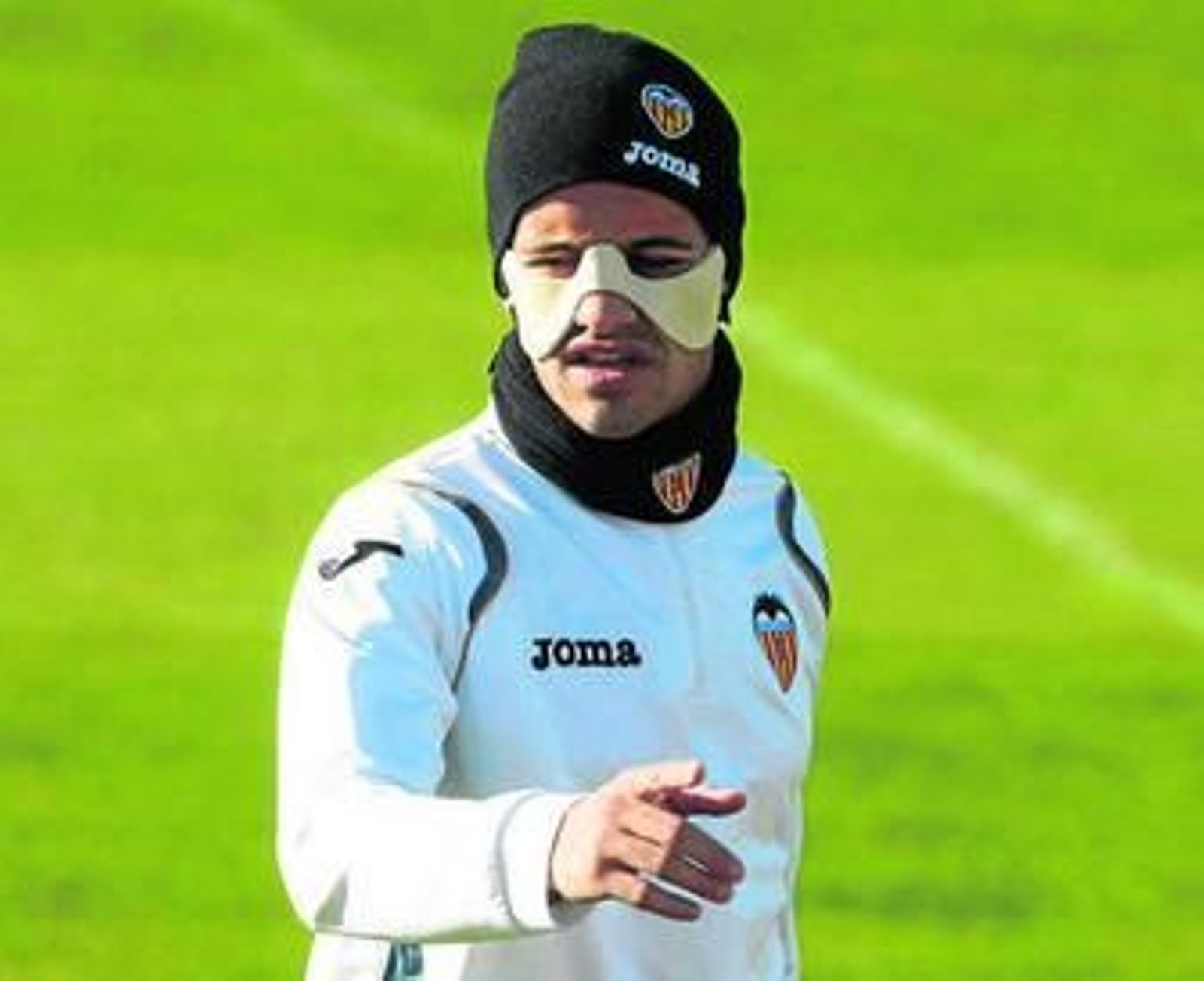 Ricardo Costa se entrena con máscara tras su lesión.