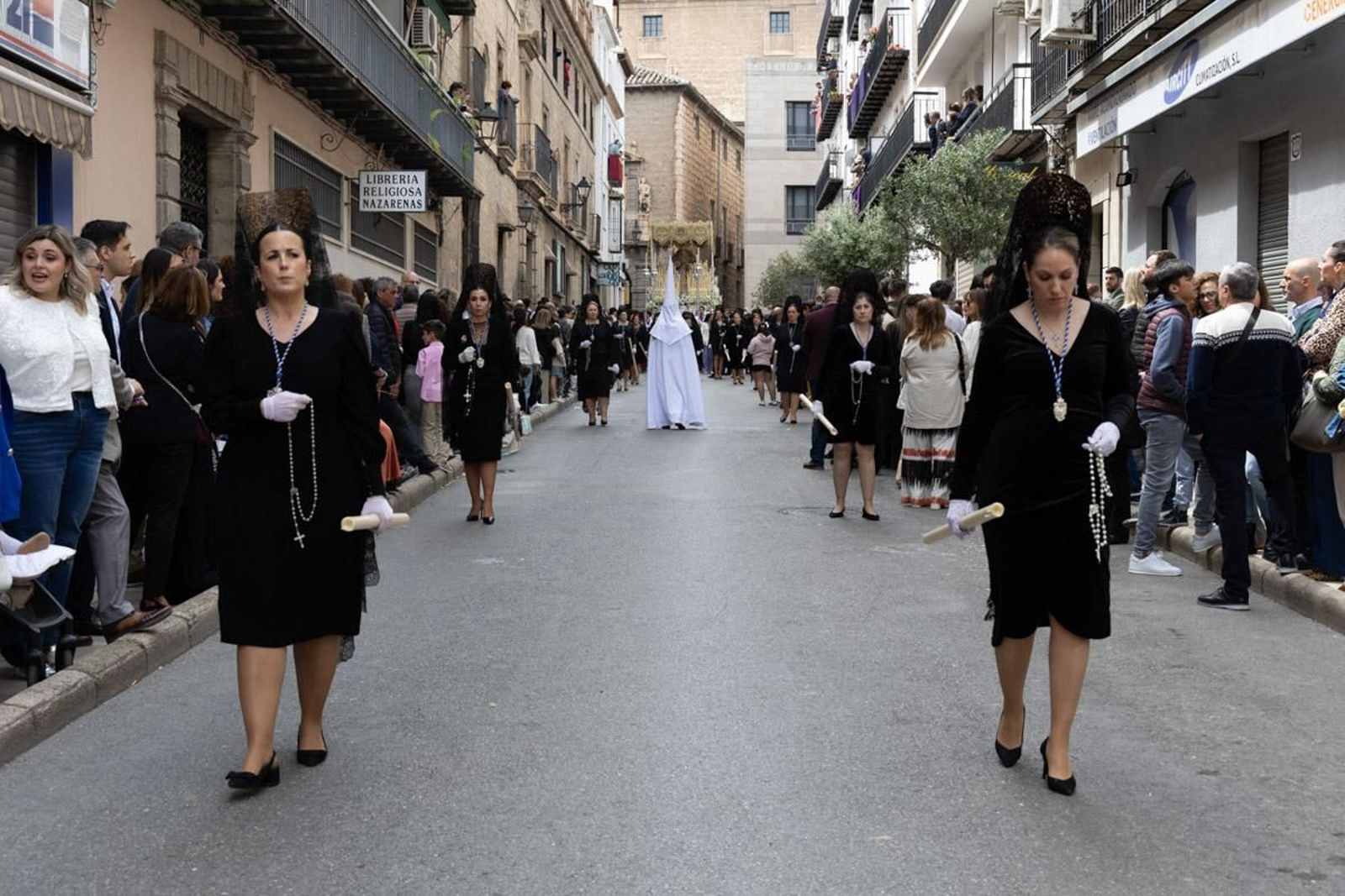 Los jiennenses se echan a la calle para presenciar la primera de las procesiones de la jornada: la Borriquilla (II)