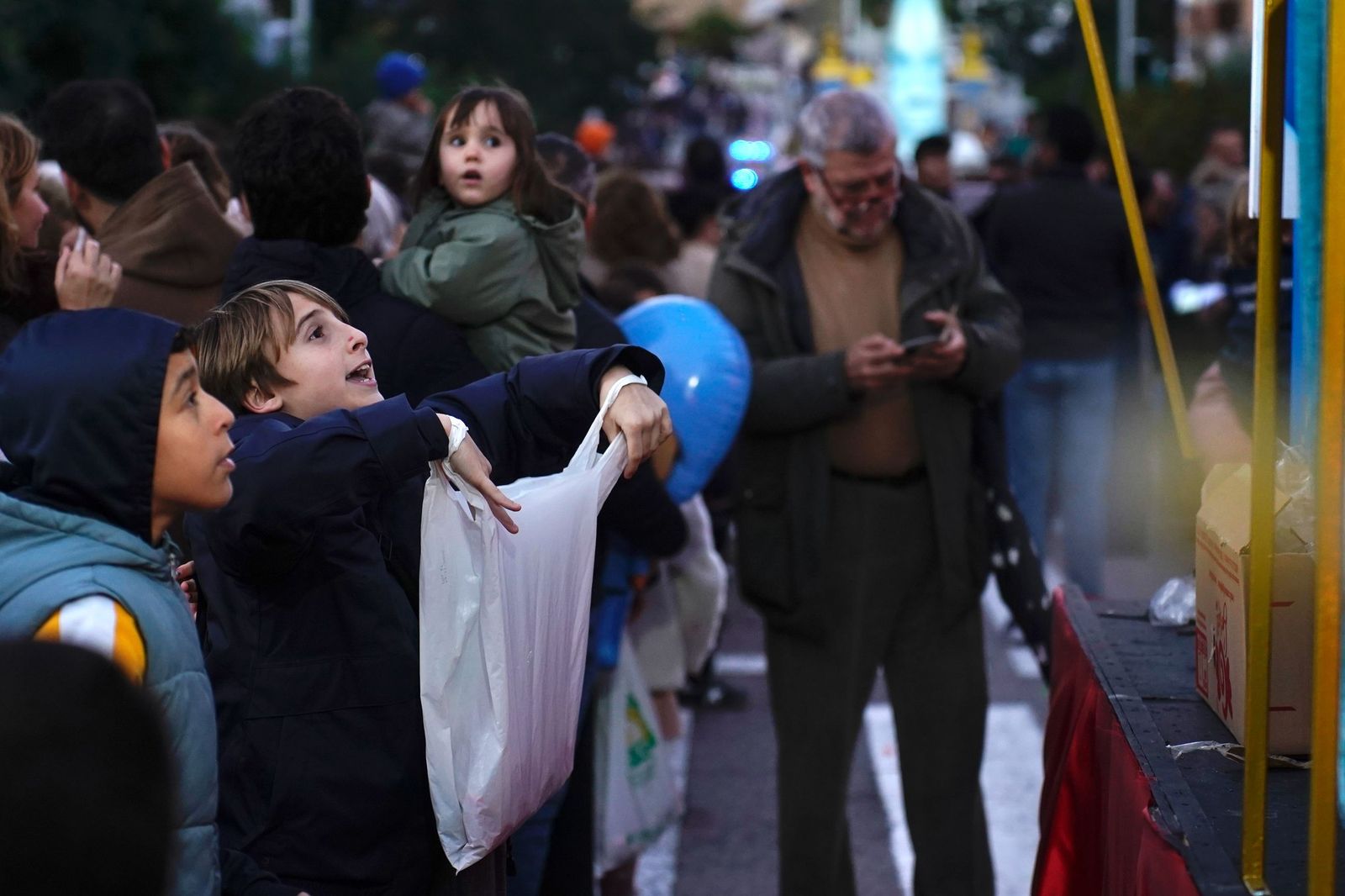 Búscate en las fotos de la cabalgata de Reyes Magos 2026 en Algeciras