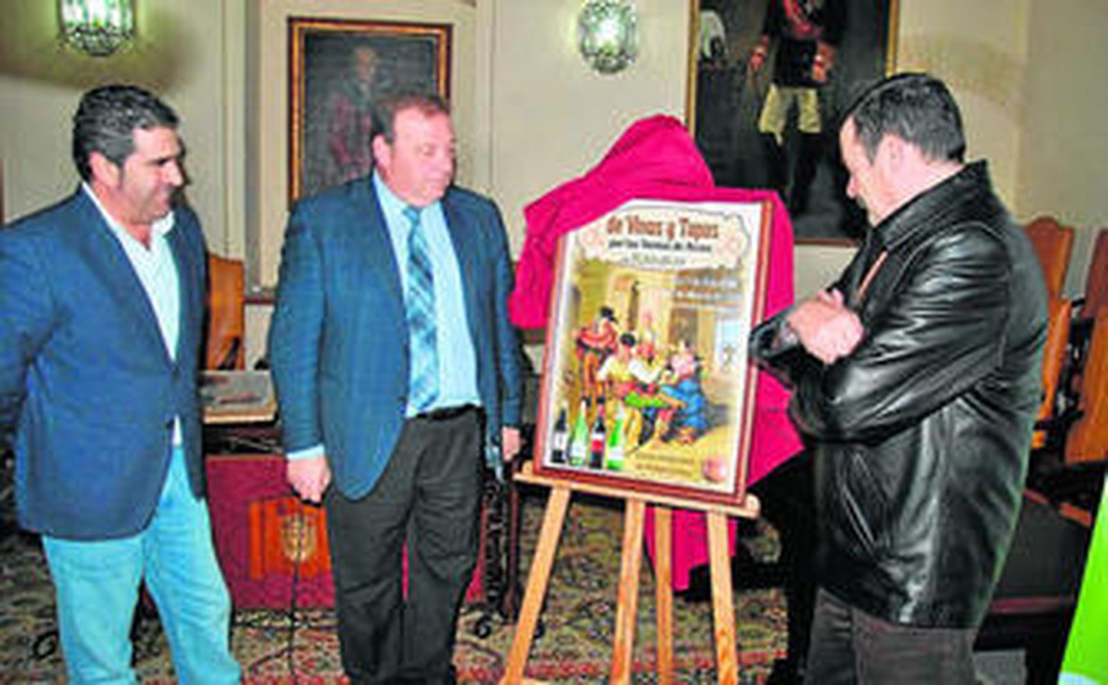 El alcalde, en el centro, presentando, ayer, esta iniciativa gastronómica con los pomotores.