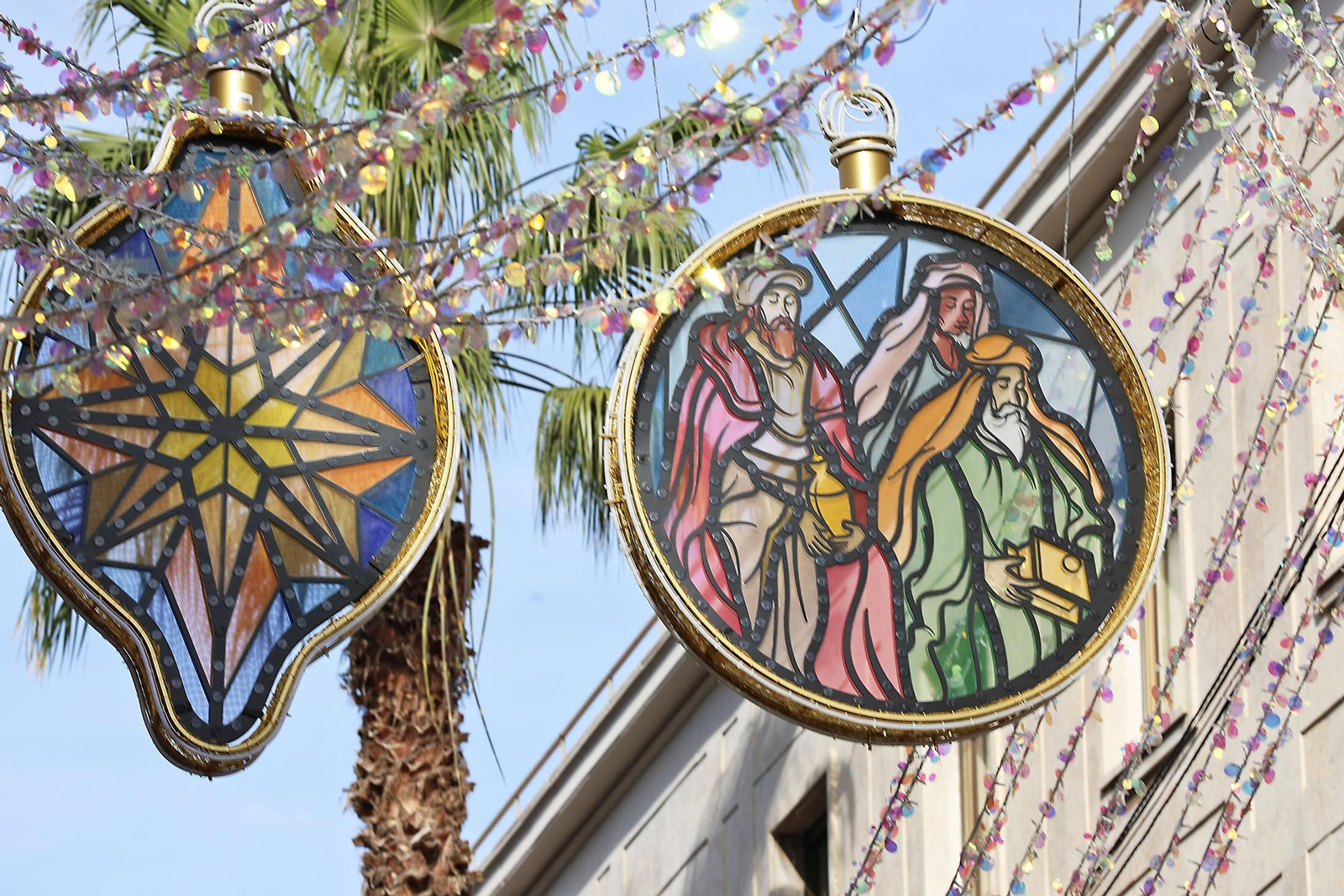 El alumbrado de Navidad ya luce en la Gran Vía de Huelva