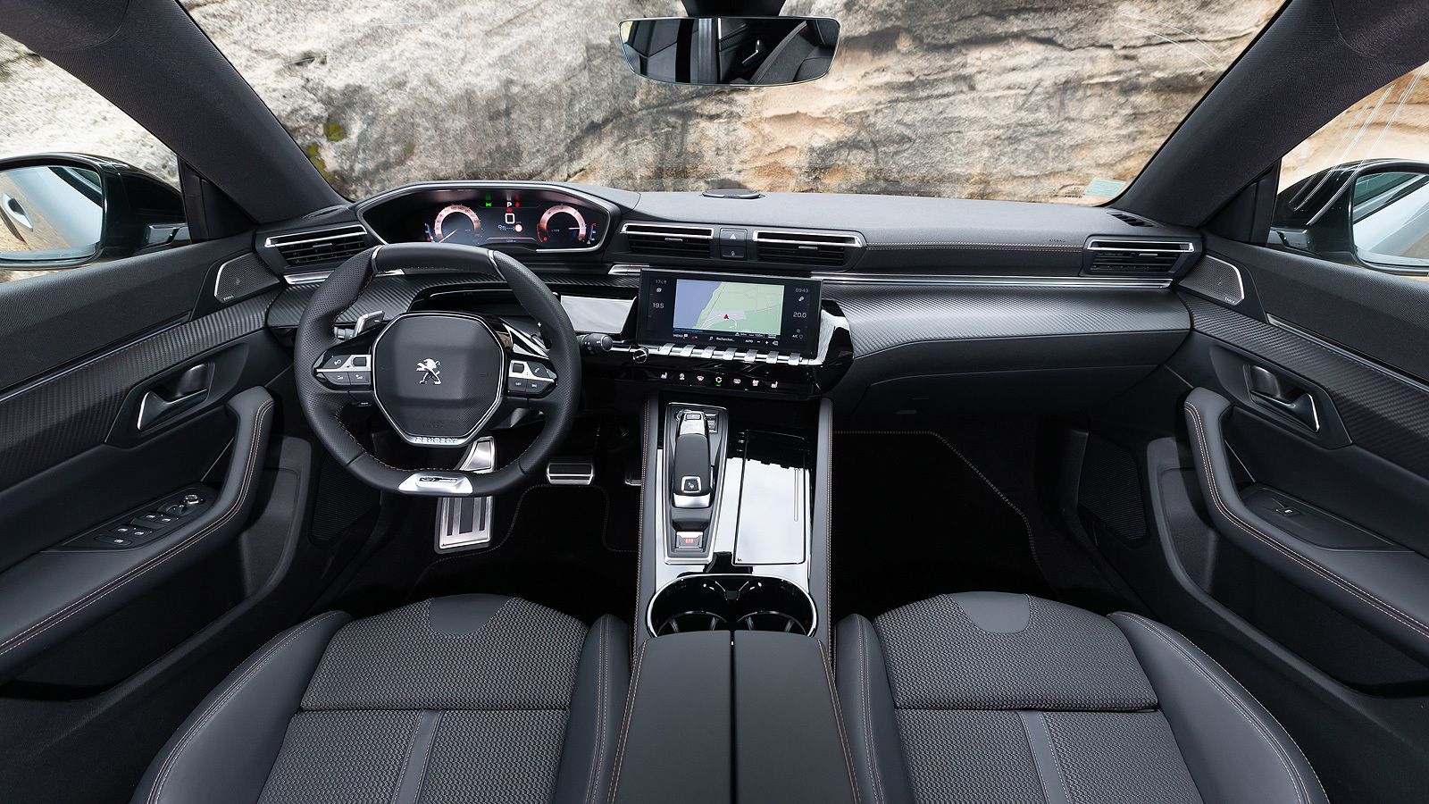 El volante está situado por debajo del cuadro.