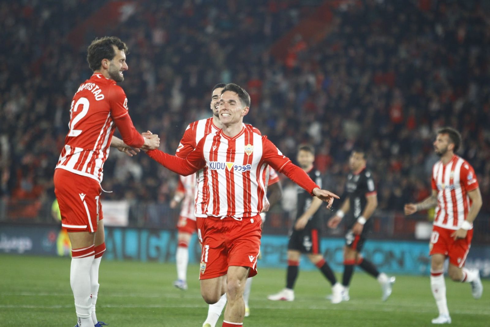 Arribas celebra con Baptistao el 1-0, su décimosexta diana en lo que va de curso