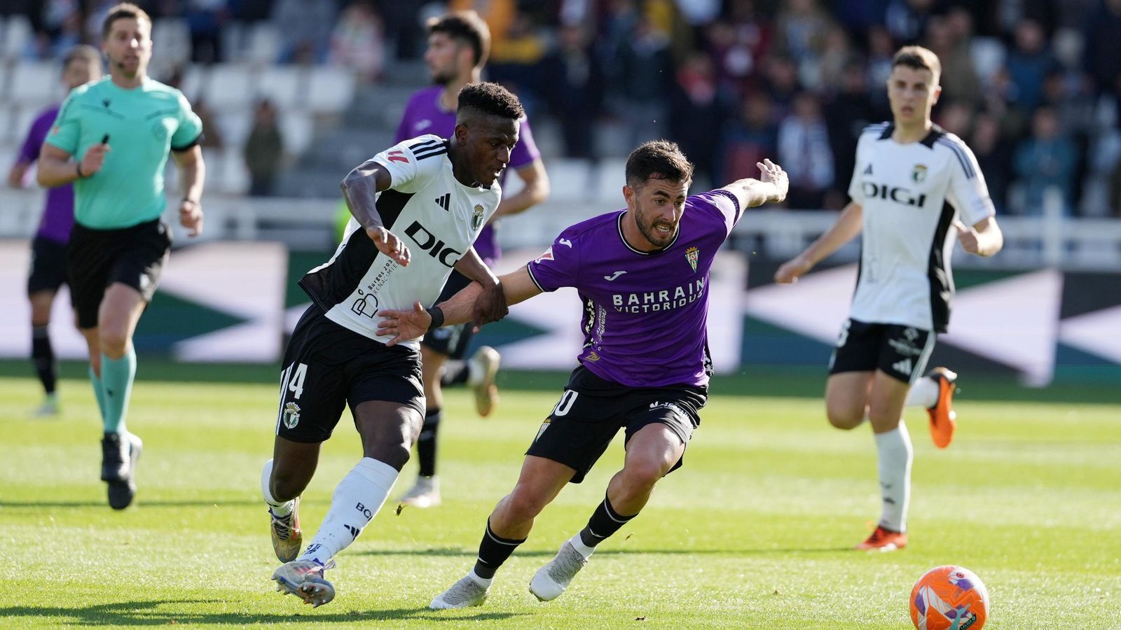 Jacobo intenta marcharse de Arroyo en un lance del Burgos CF - Córdoba CF. Jacobo intenta marcharse de Arroyo en un lance del Burgos CF - Córdoba CF.