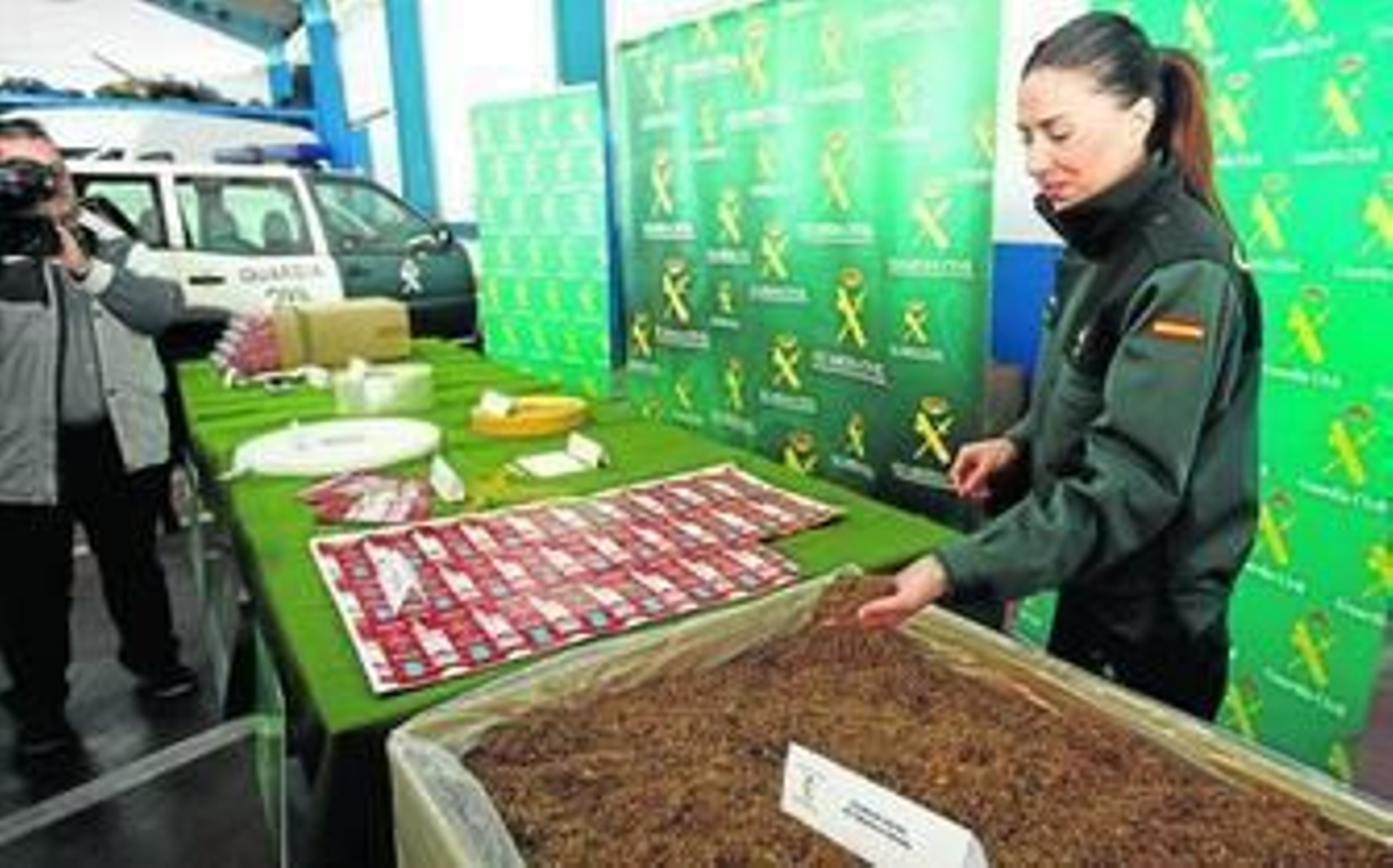 La portavoz de la Guardia Civil de Sevilla, Rosa Reina, muestra el tabaco incautado, ayer en la comandancia de Sevilla.