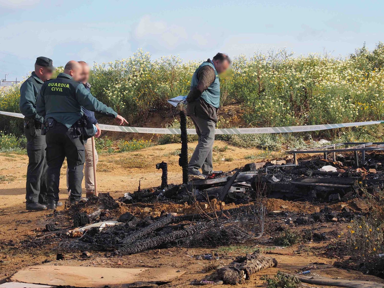 Imágenes del incendio que costó la vida a una persona en una chabola en Lepe