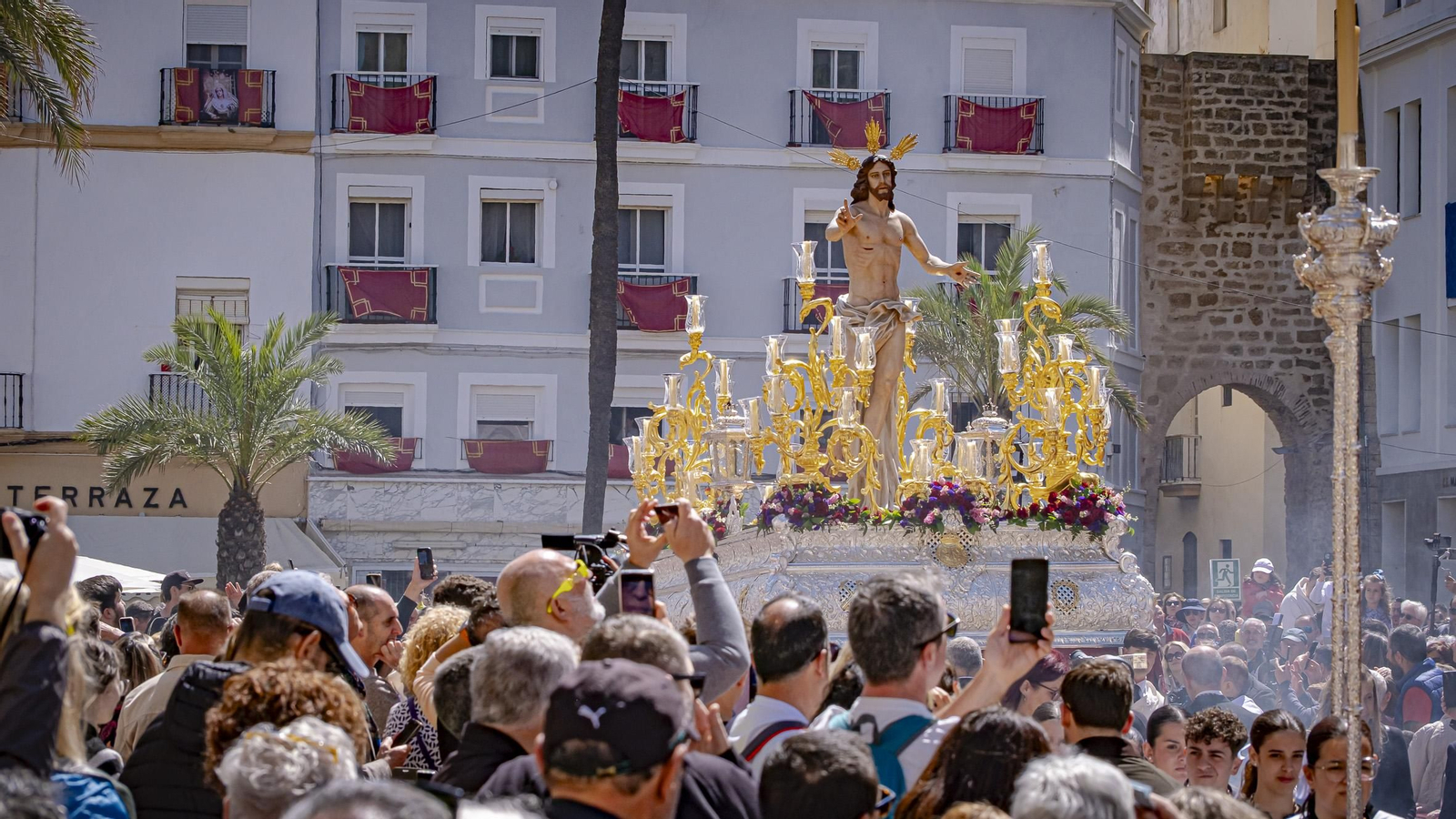 Las imágenes del Pontifical y salida del Resucitado de Catedral en la Semana Santa de Cádiz 2025