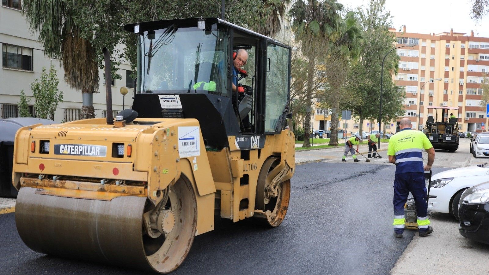Trabajos de asfaltado en la calle Obusera, en la barriada Constitución de San Fernando.