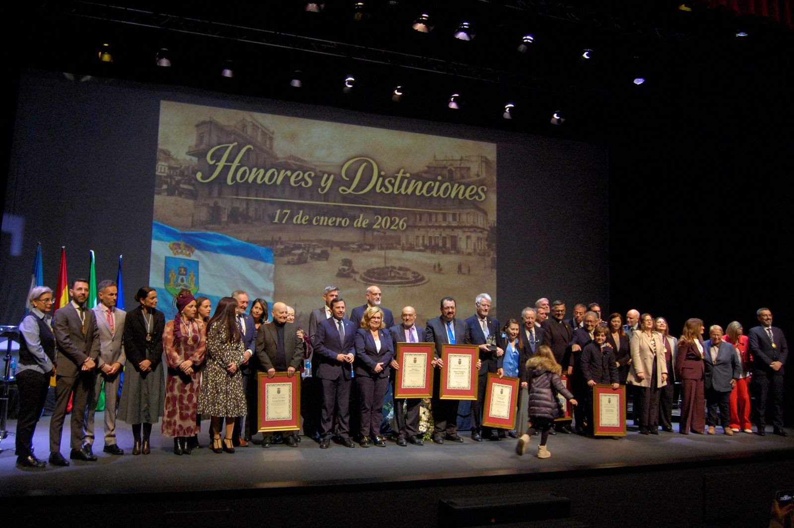 Foto de familia de los galardonados por el 156 aniversario de La Línea.