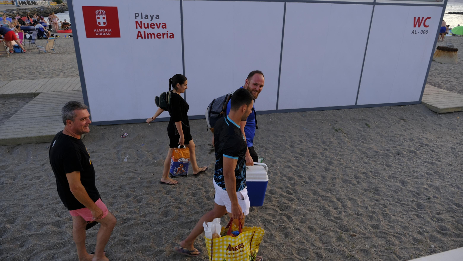 Imágenes de las hogueras de la Noche de San Juan en Almería capital