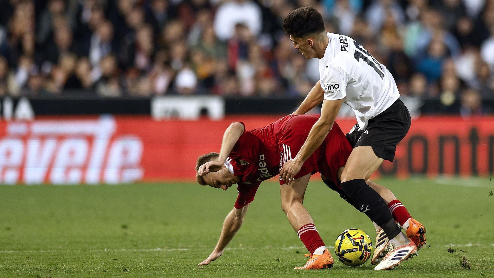 Peque forcejea por la pelota ante Pepelu.