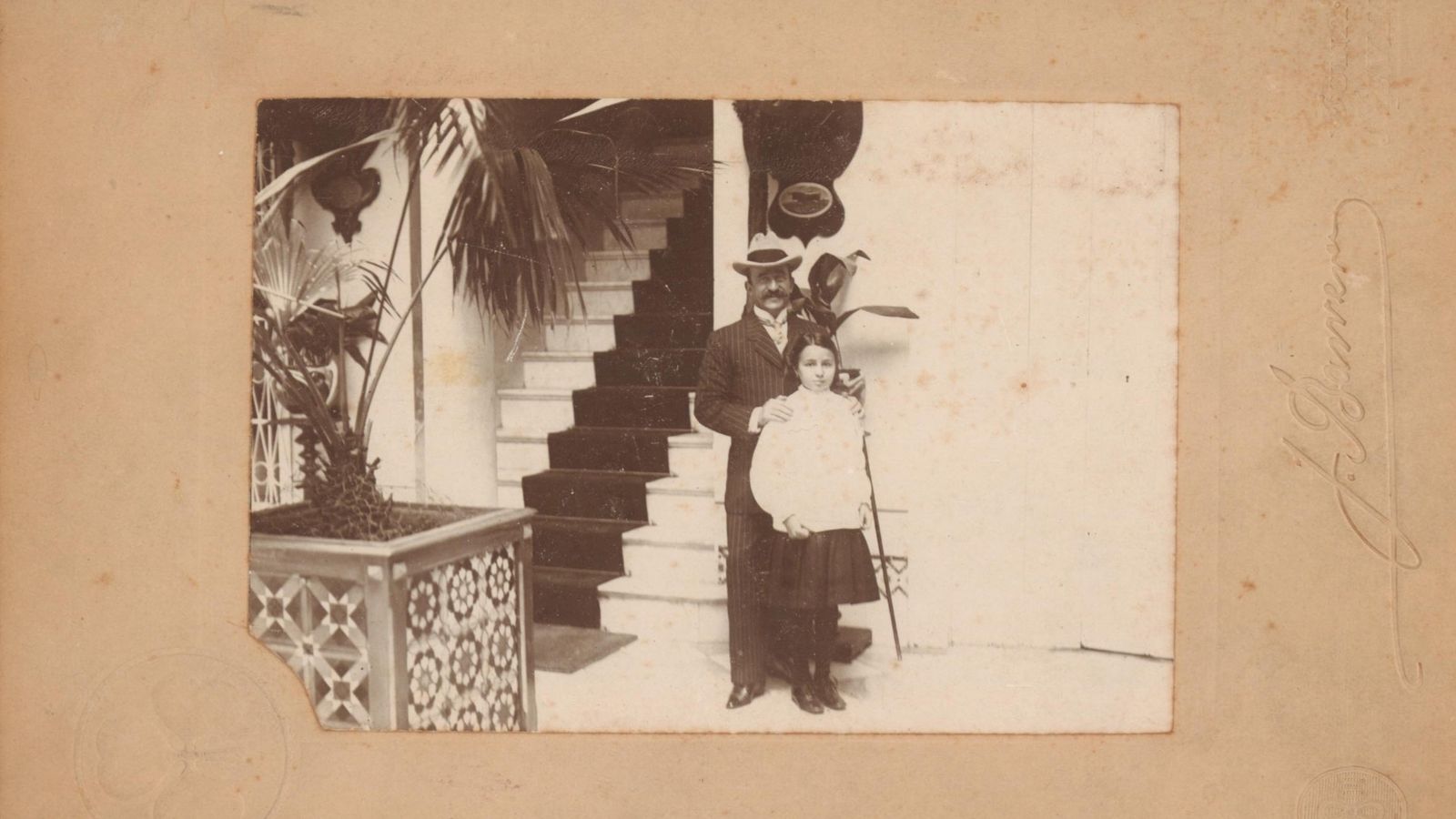 Rocío Martín Carmona, propietaria de la Virgen del Rocío, junto al conde de Romanones.