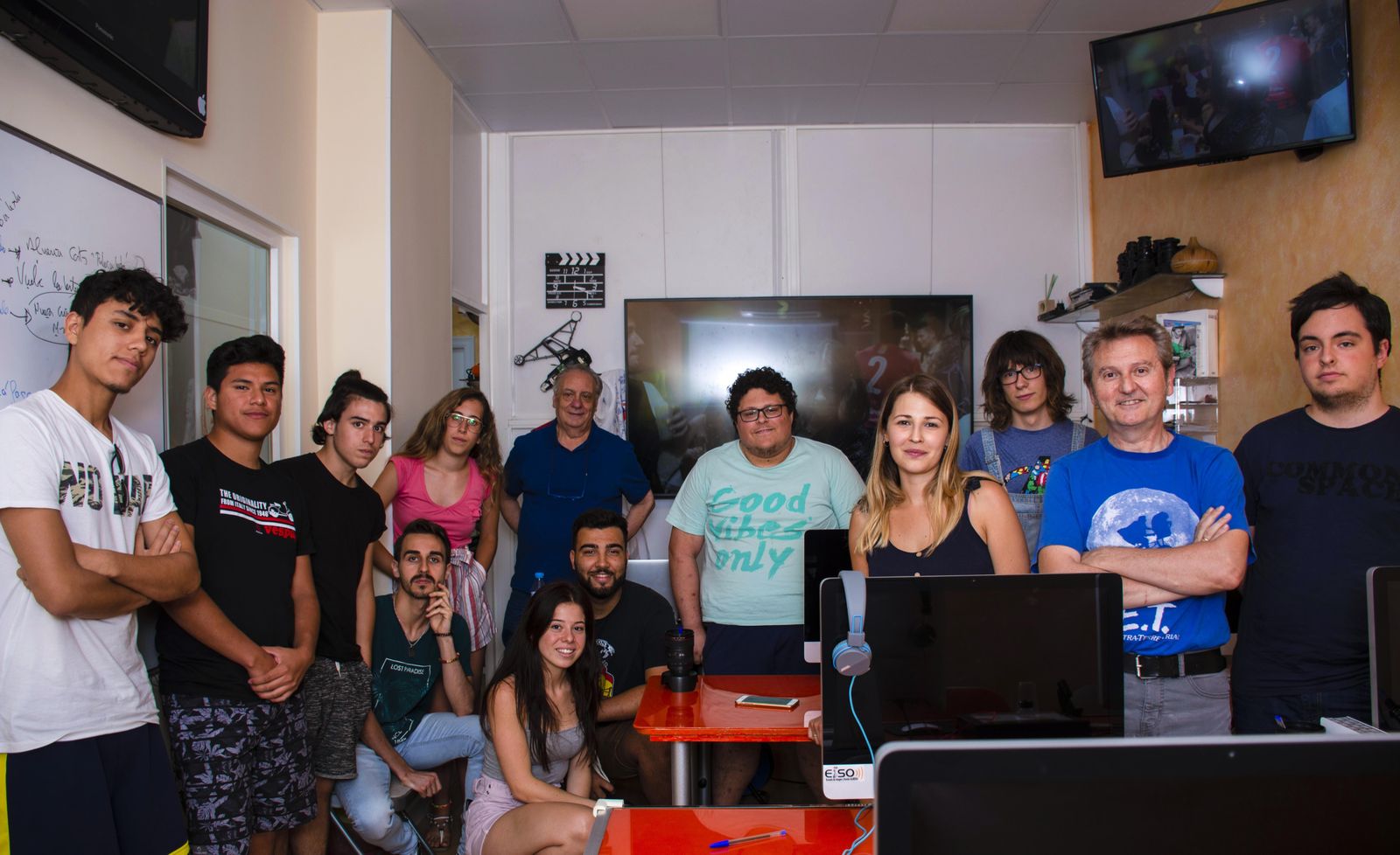 Guillermo S. Maldonado y Luis Serrano con un grupo de alumnos.