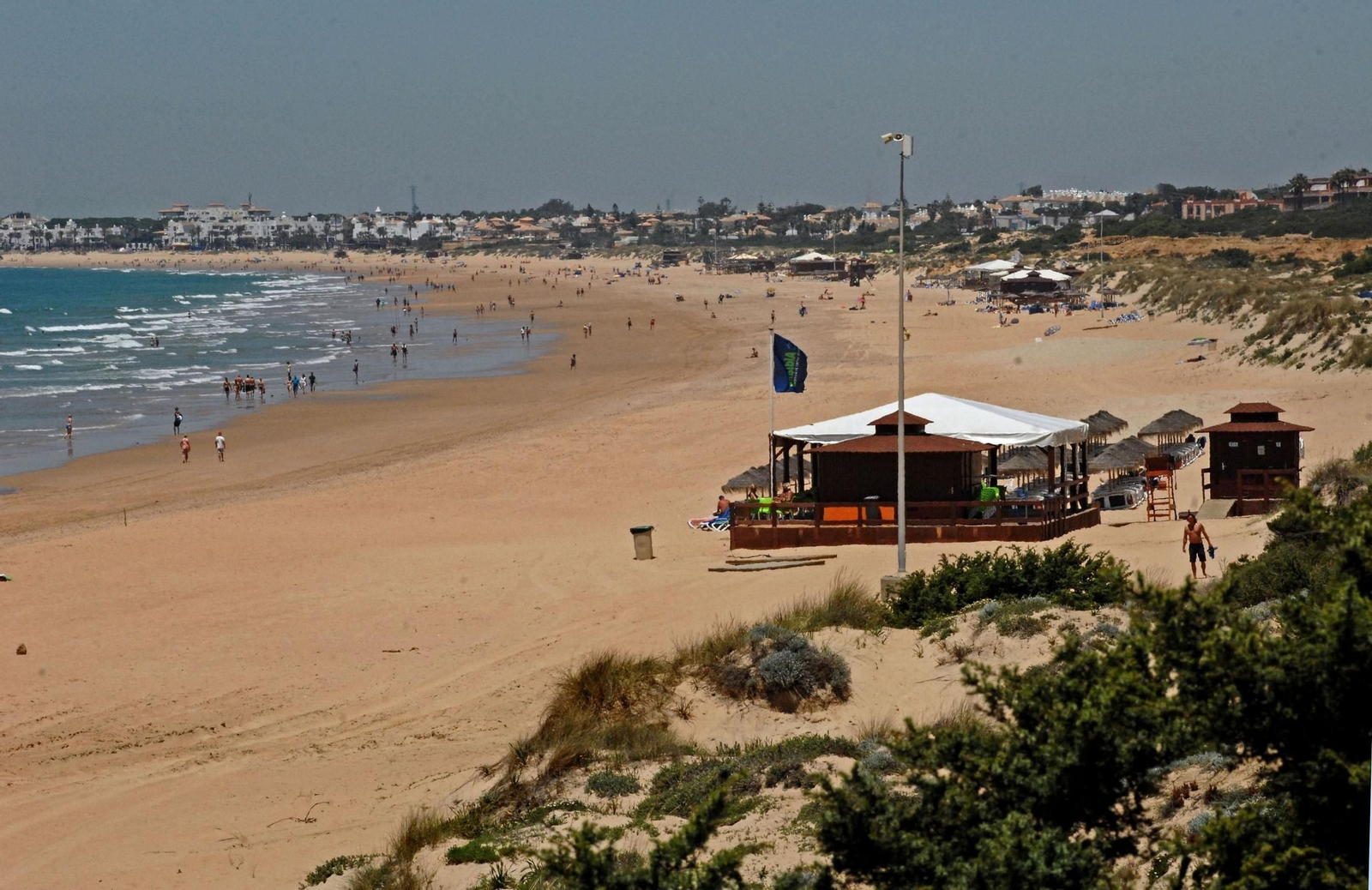 Vista panorámica de varios de los chiringuitos existentes en la playa de La Barrosa, en una imagen de archivo.