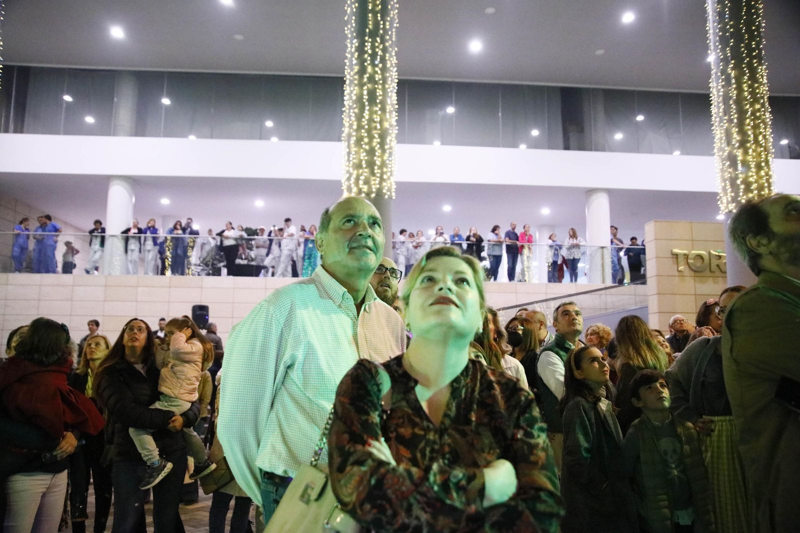 Las imágenes del encendido de la iluminación navideña en el Hospital Torrecárdenas de Almería