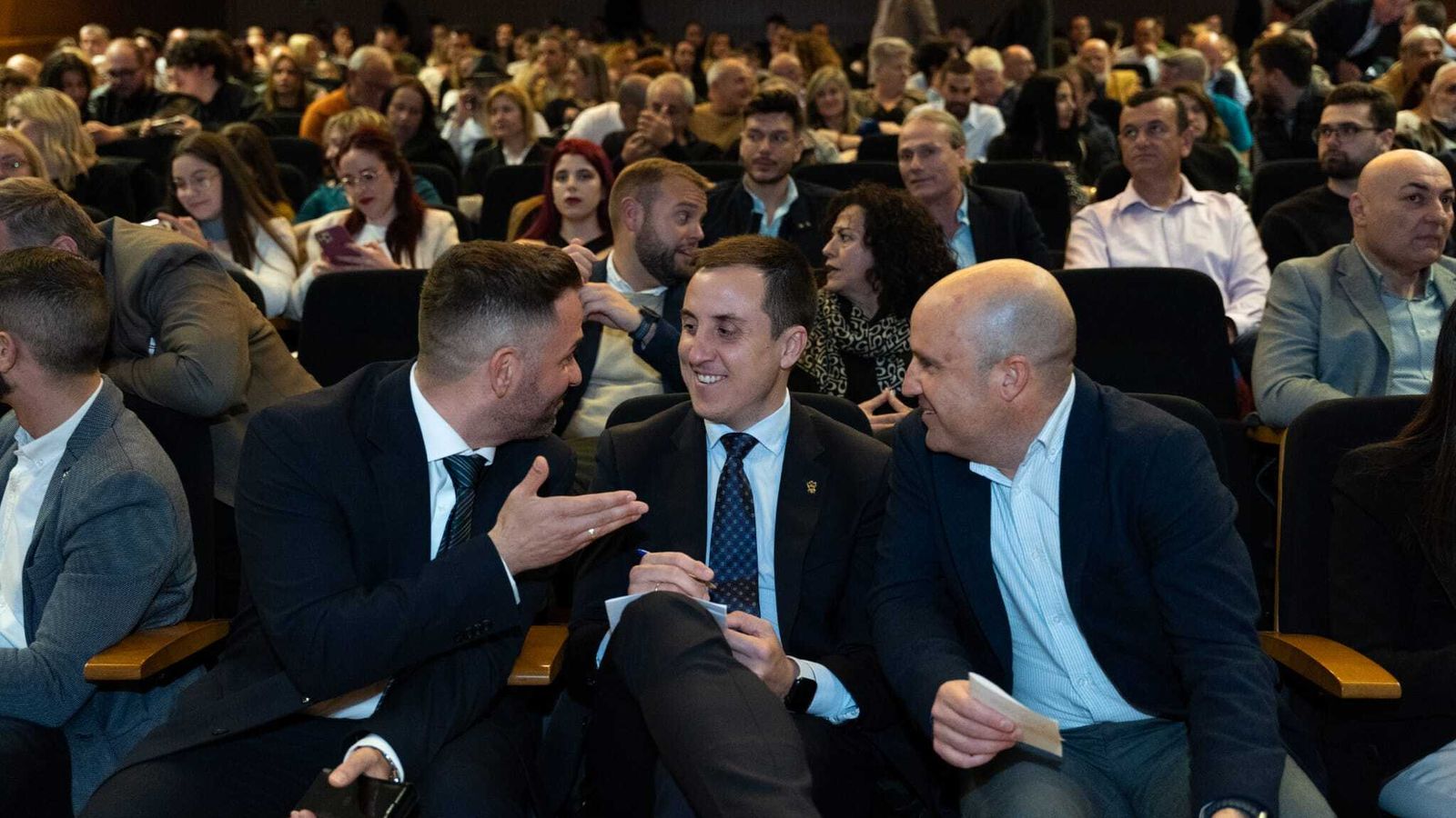 Sergio Domínguez, CEO de Total Sport Mediterranean, dialoga con Alfonso García y José Antonio García.
