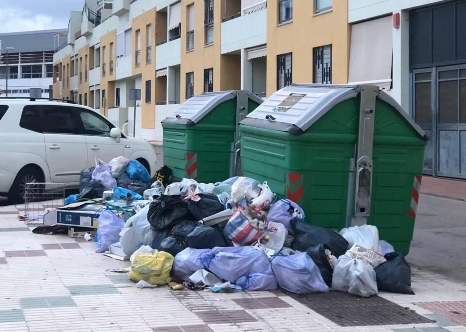 Basura arrojada fuera de los contenedores en la vía pública.