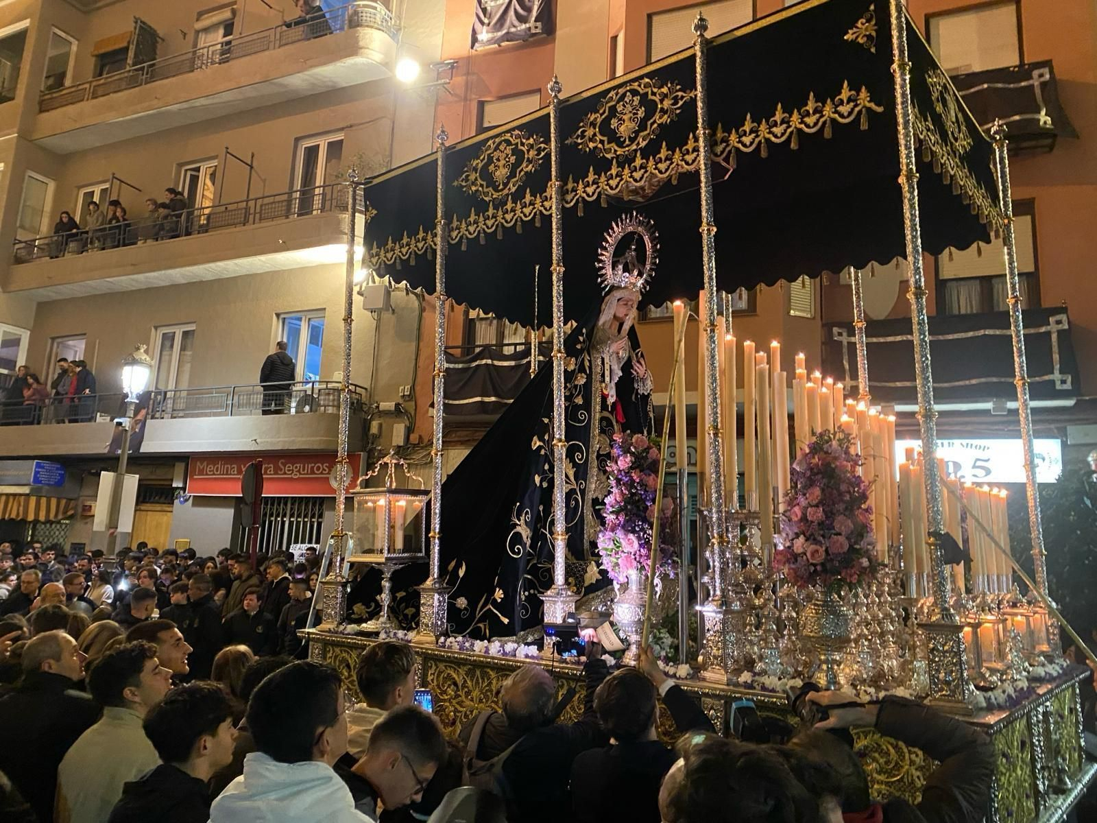 En imágenes: el Yaciente paseó su luto por las calles del centro de Jaén capital