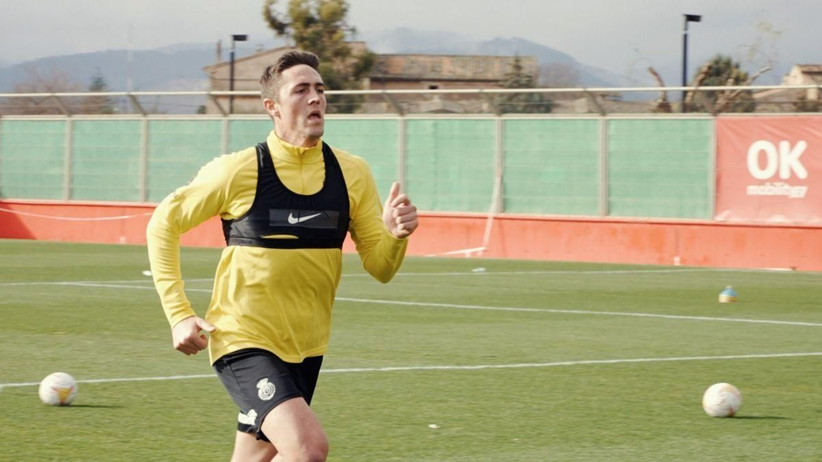 Raíllo hace carrera en un entreno en Son Bibiloni, la ciudad deportiva del Mallorca.