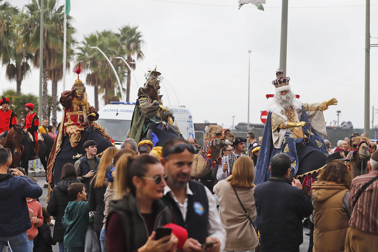 Imágenes de la mágica llegada de los Reyes Magos y la Estrella de la Ilusión a Huelva en barco