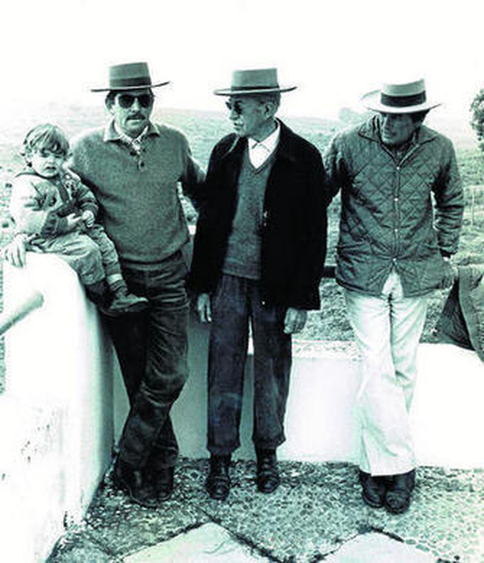 1. Tres generaciones de Miura: Eduardo Miura con sus hijos y su nieto Eduardo. 2. Eduardo Miura delante de la emblemática entrada a la finca de Zahariche. 3. Eduardo Miura con los hermanos Fernando, Rafael y Joselito el Gallo. 4. Diego Puerta en la Maestranza torea a 'Escobero'. en la Feria de Abril de 1960.  5. Dávila Miura, de becerrista, toreando en Zahariche.