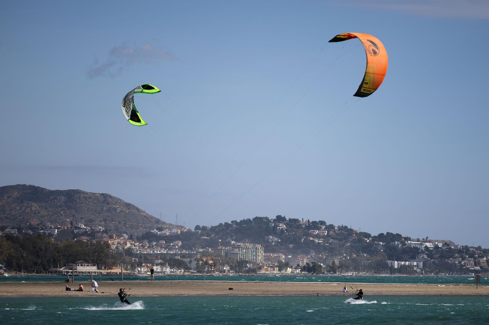 Kitesurf en la playa de La Malagueta.