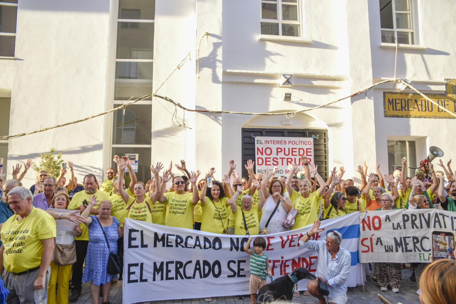 Las fotos de la protesta de los comerciantes de La Línea por la gestión del mercado municipal