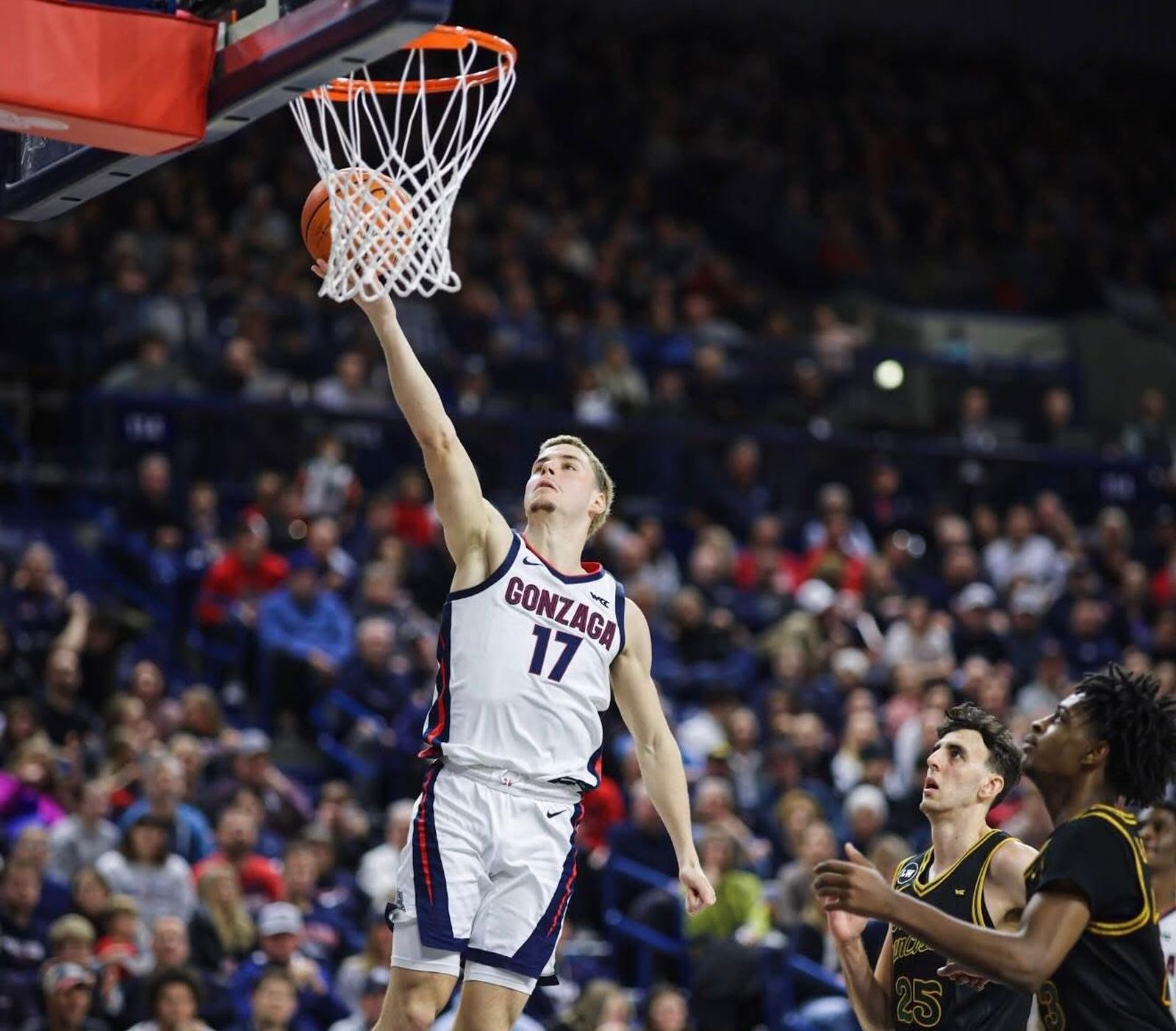 NCAA: Mario Saint-Supéry suma desde el banquillo en el 14º triunfo seguido de Gonzaga