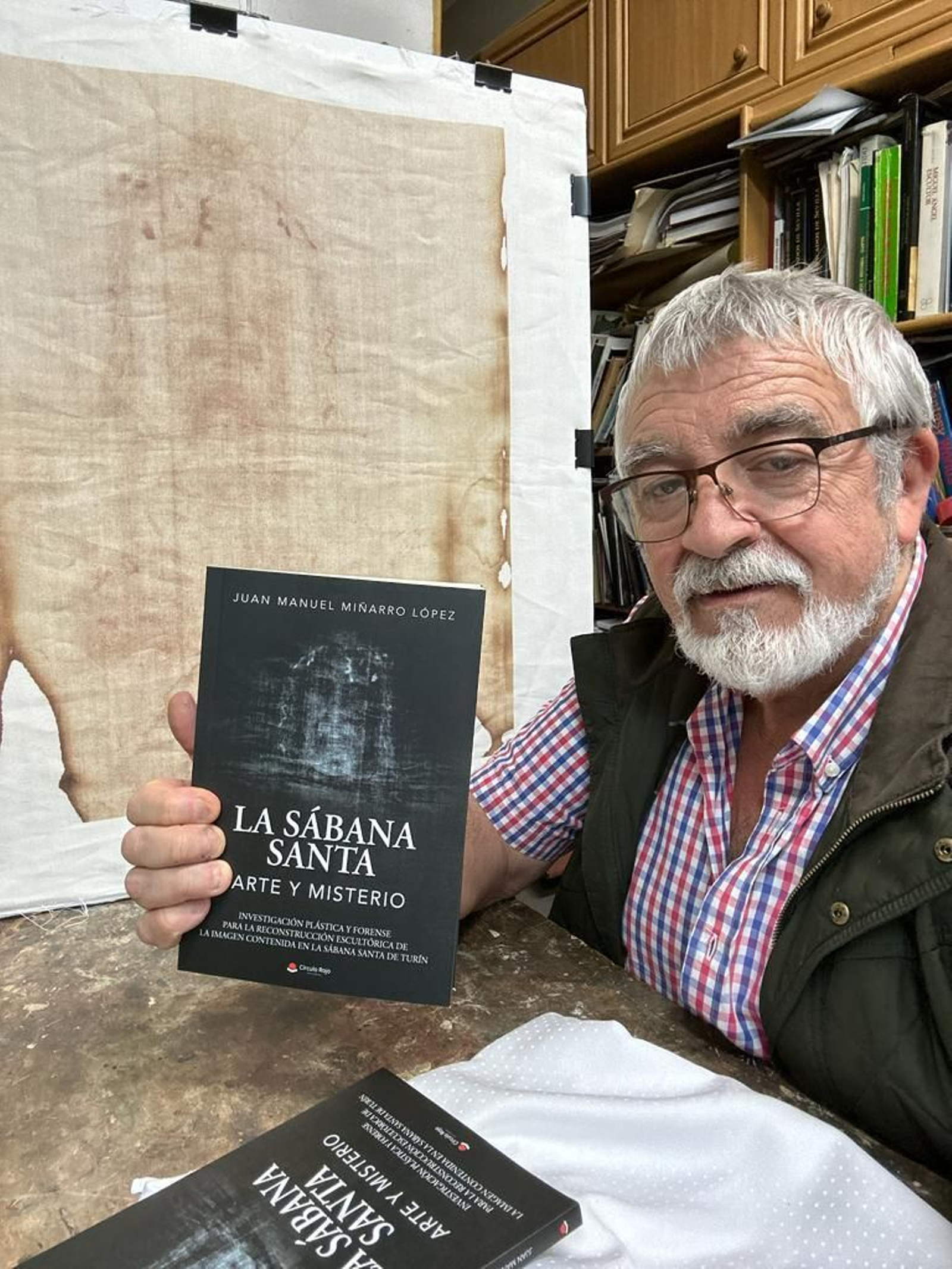 El profesor Miñarro con el libro sobre la Sábana Santa.