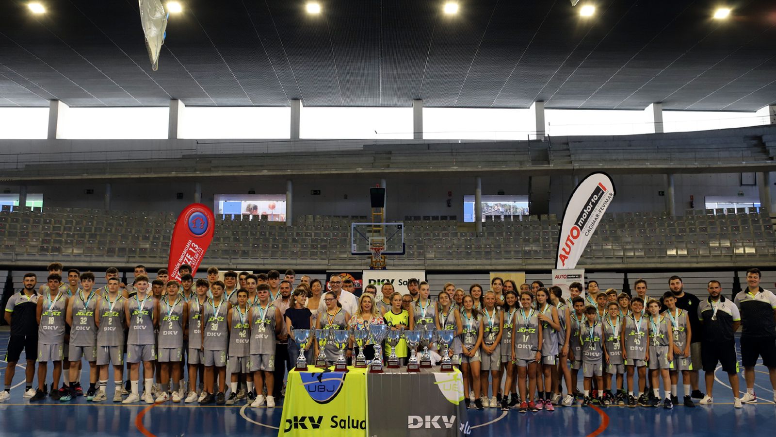 La alcaldesa posó con un numeroso grupo de jugadores del DKV Jerez junto a sus trofeos.