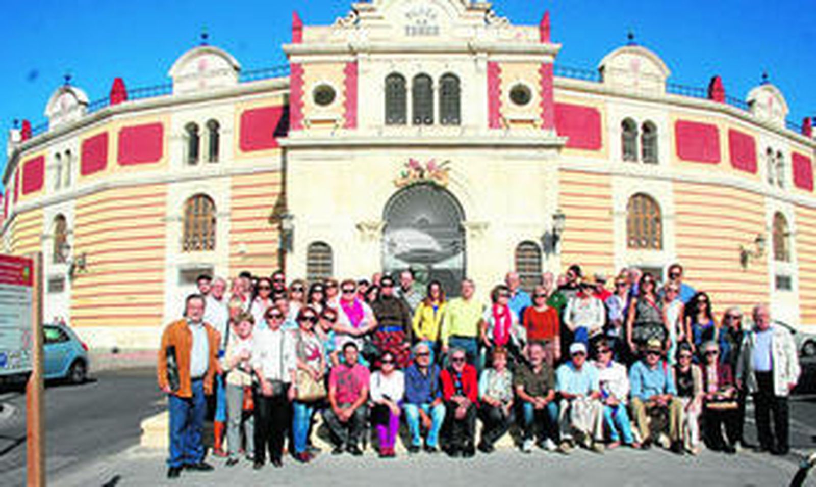 El grupo de personas que participó ayer en la visita guiada por los edificios singulares ideados por Trinidad Cuartara.