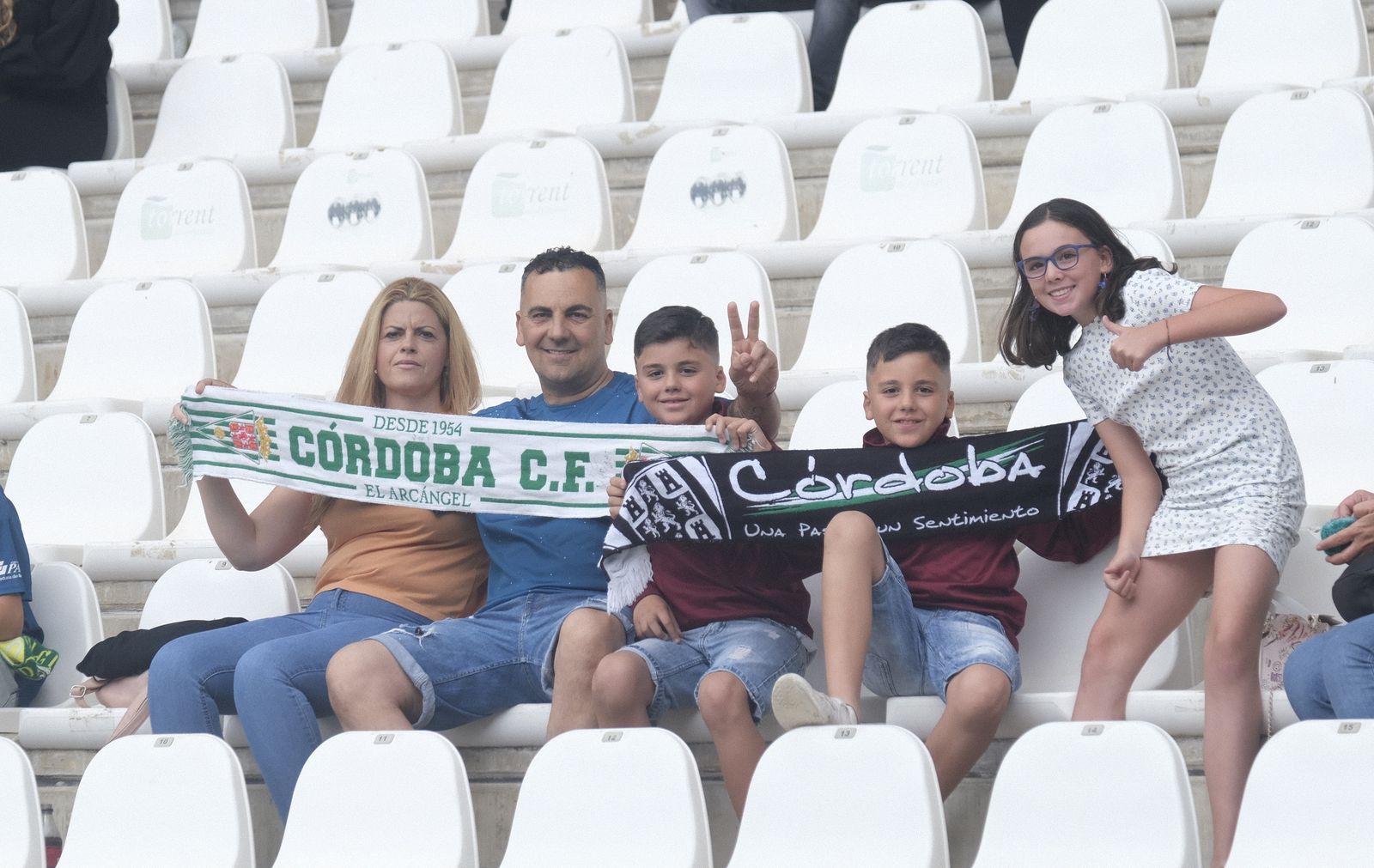 Las mejores fotos del ambiente en El Arcángel en el Córdoba CF - Badajoz