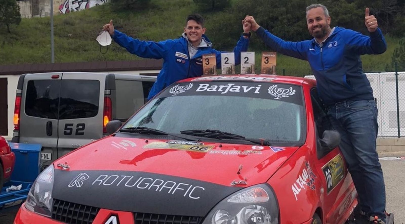 Alberto García y Antonio Villalba celebran el podio en Casabermeja.