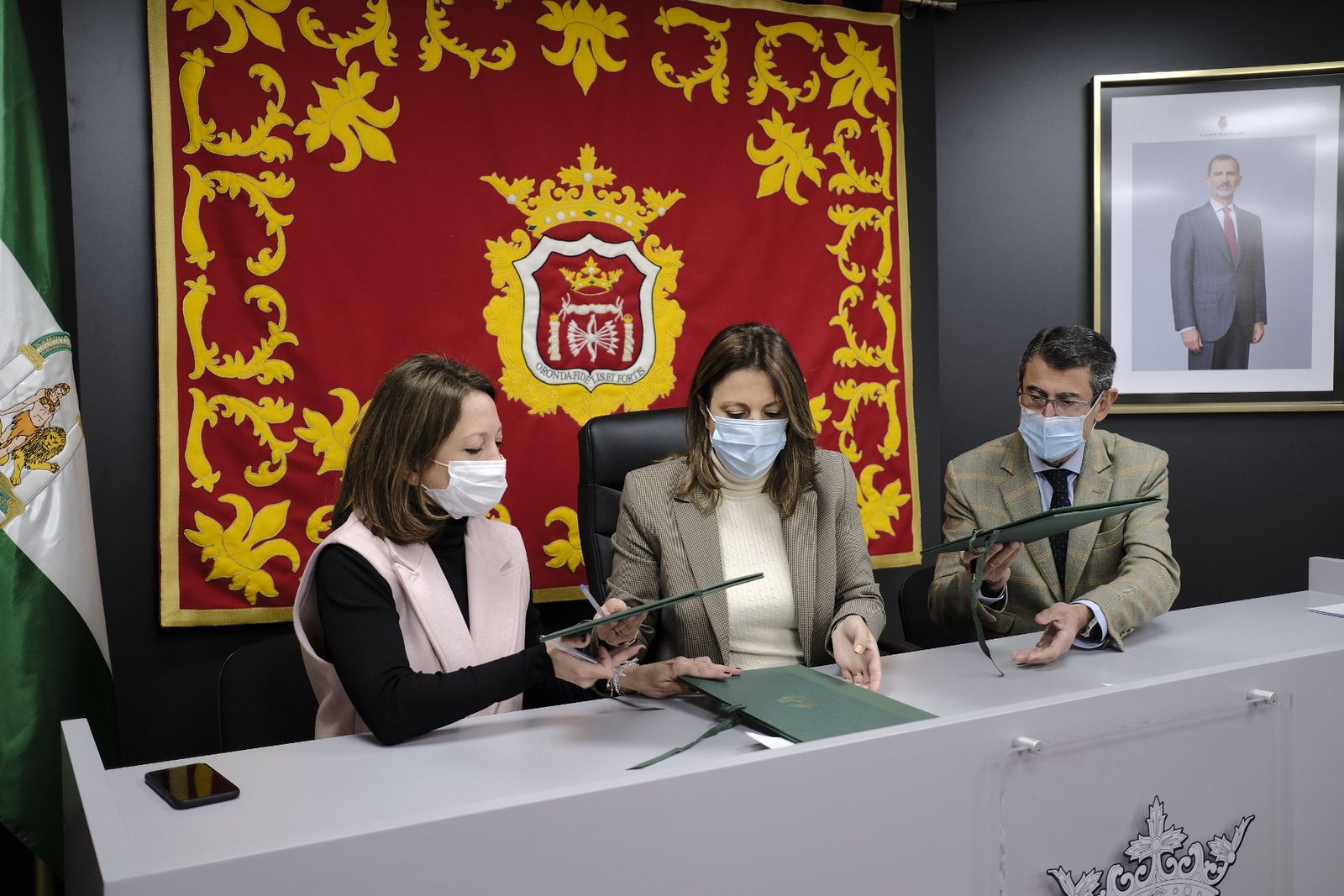 Firma del convenio entre el Ayuntamiento de Ronda y la Junta de Andalucía.