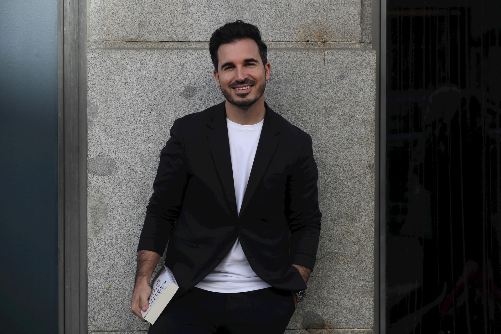 Javier Castillo posa con su nuevo 'thiller', 'El cuco de cristal'.