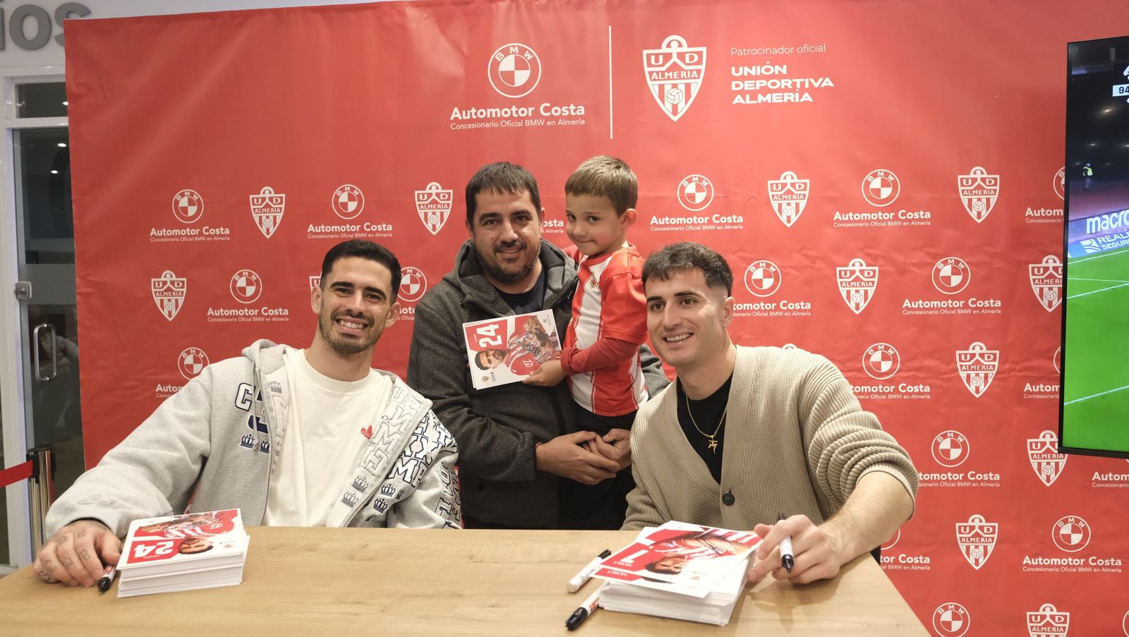 Jon Mocillo y Miguel de la Fuente firman autógrafos en Automotor Costa BMW