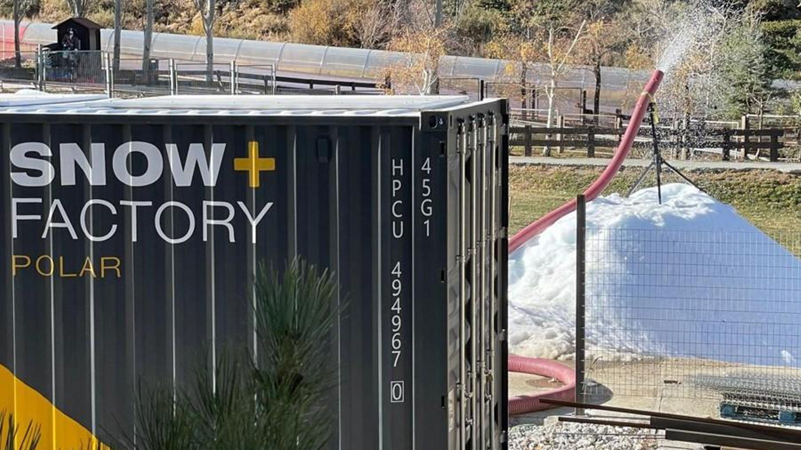 El contenedor del Snow Factory, fabricando nieve en el Mirlo Blanco