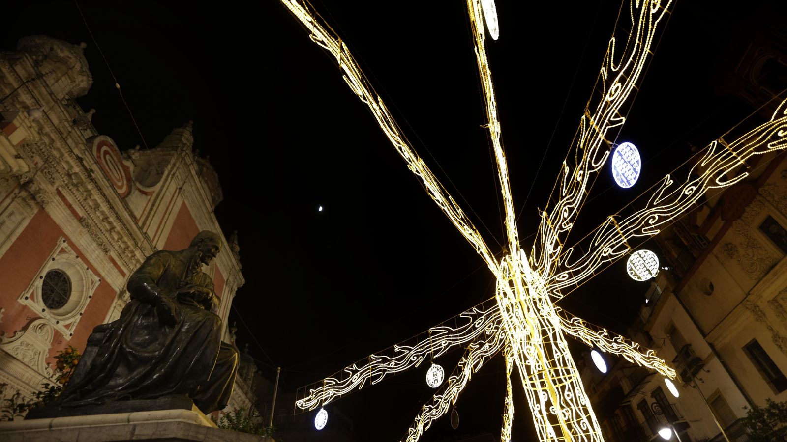 El árbol de la Plaza del Salvador, ya iluminado.